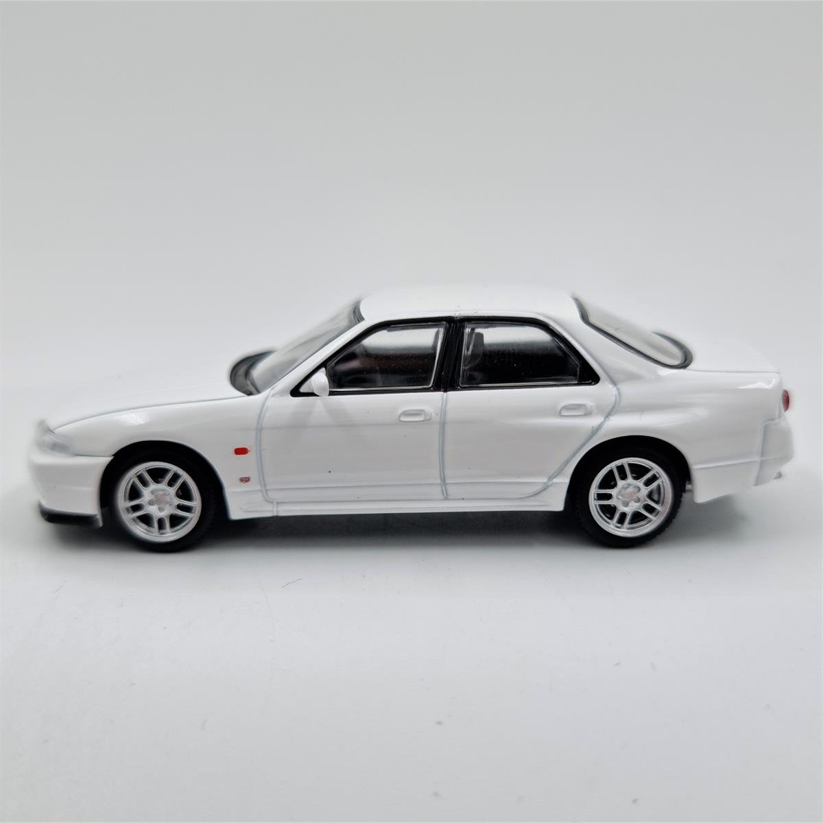Tomica Limited Vintage Neo 1:64 Nissan Skyline GT-R R33 LV-N151