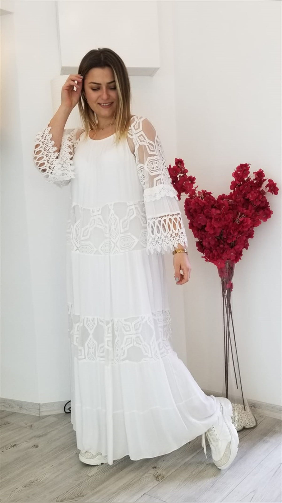 Beyaz İtalyan İpek Kumaş Küpür Detaylı İçi Astarlı Elbise
