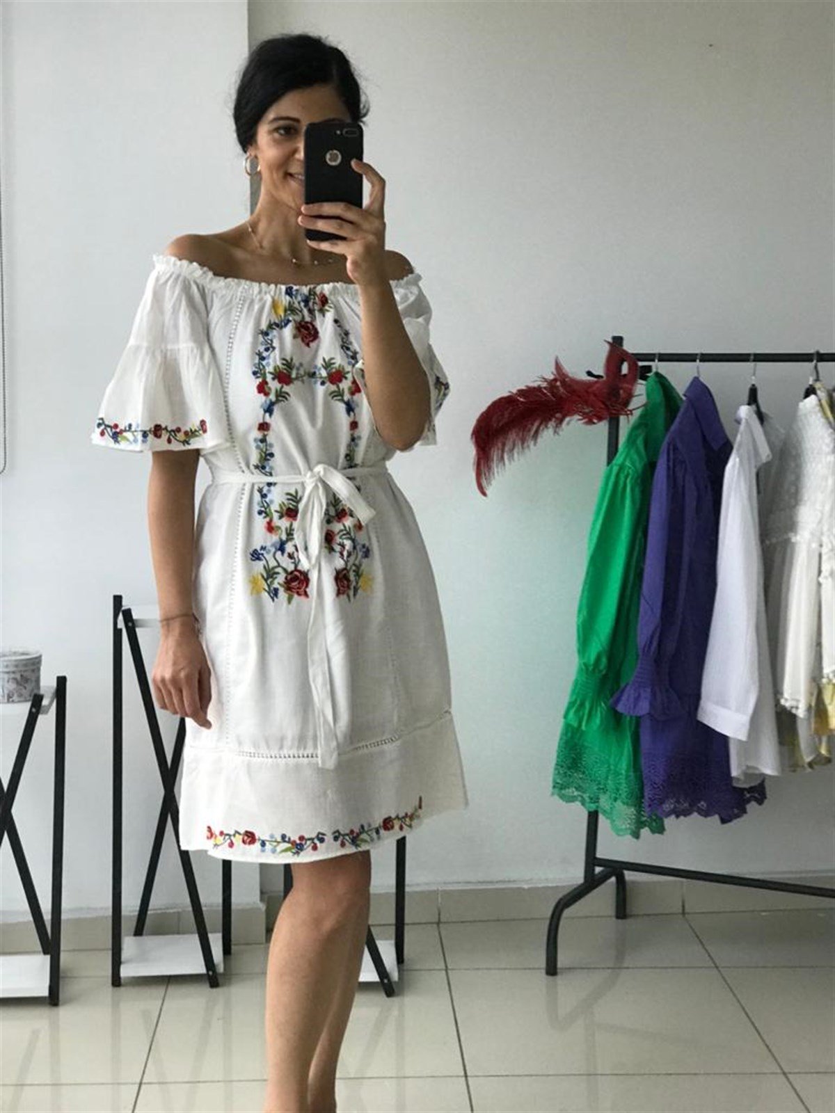 Beyaz Renk Çiçek Nakış İşlemeli Astarlı Tasarım Elbise - Yaz Gündoğan Butik