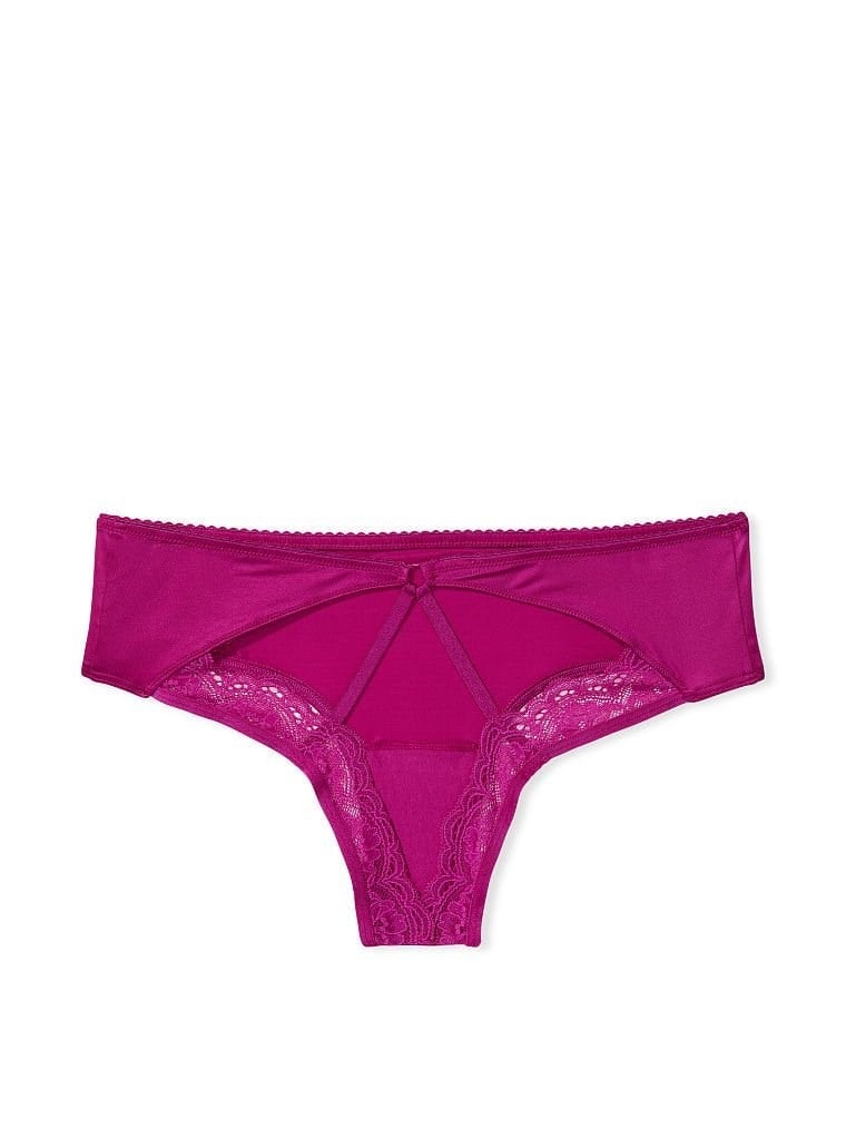 Tik turib, uni yalashimga ruxsat berdi Mushukning jinsiy olatni