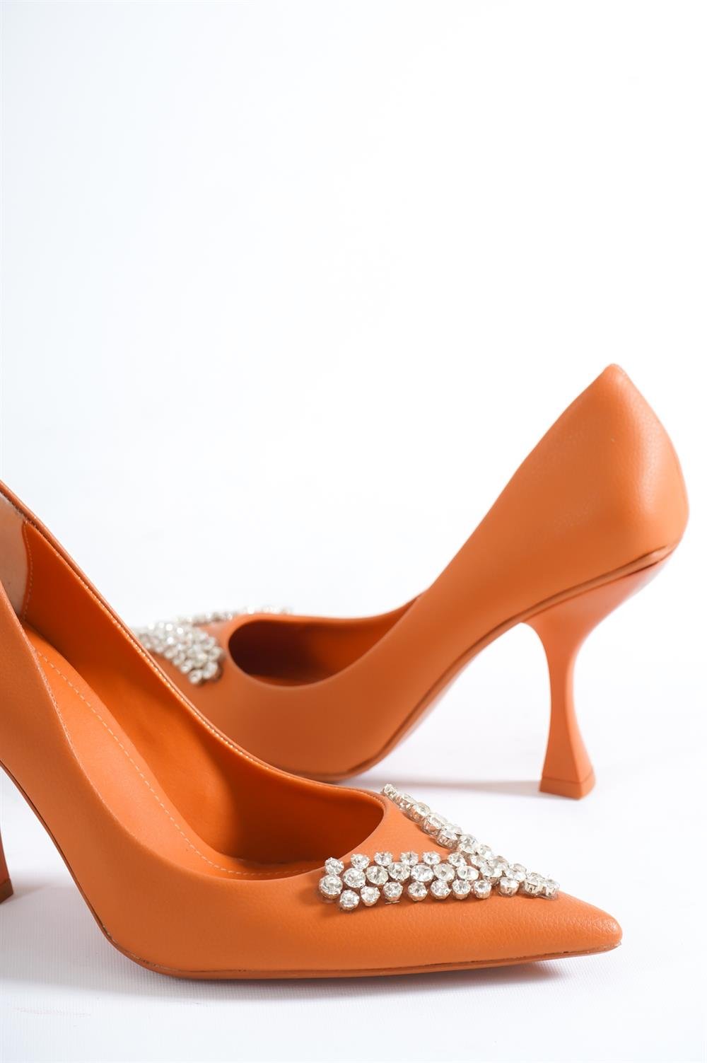 Capone Pointed Toe Front Crystal V Accessory Hourglass Mid