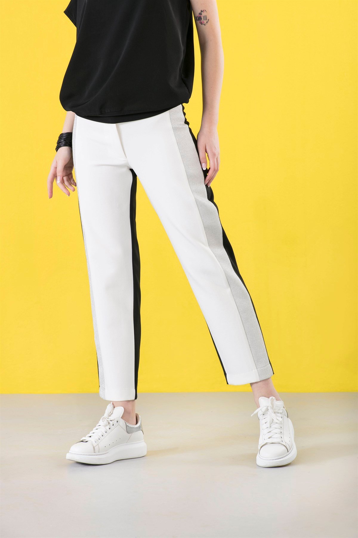 Maxim Pantolon - Yanları gümüş şeritli siyah beyaz pantolon | Pantolon |  Modalogy
