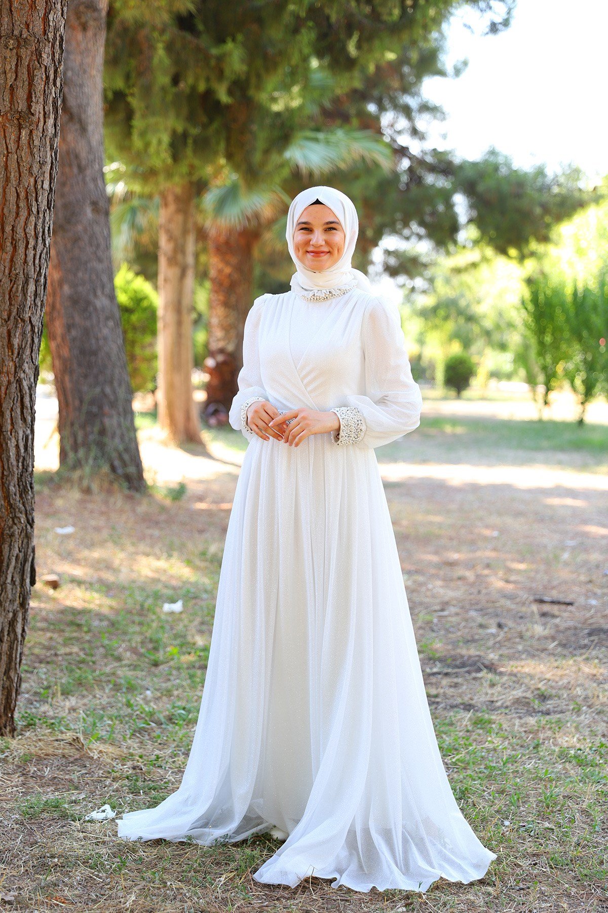 Kadın Beyaz Işıltılı Kumaş İnci Detaylı Tesettür Abiye Elbise