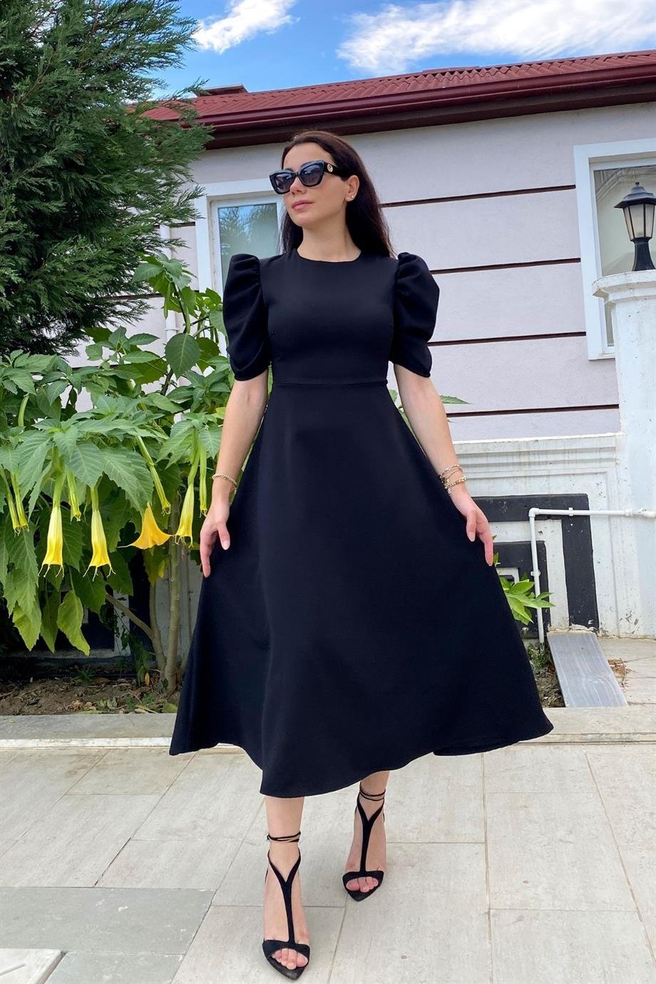 Siyah Balon Kol Geniş Etek Kesimli Krep Elbise