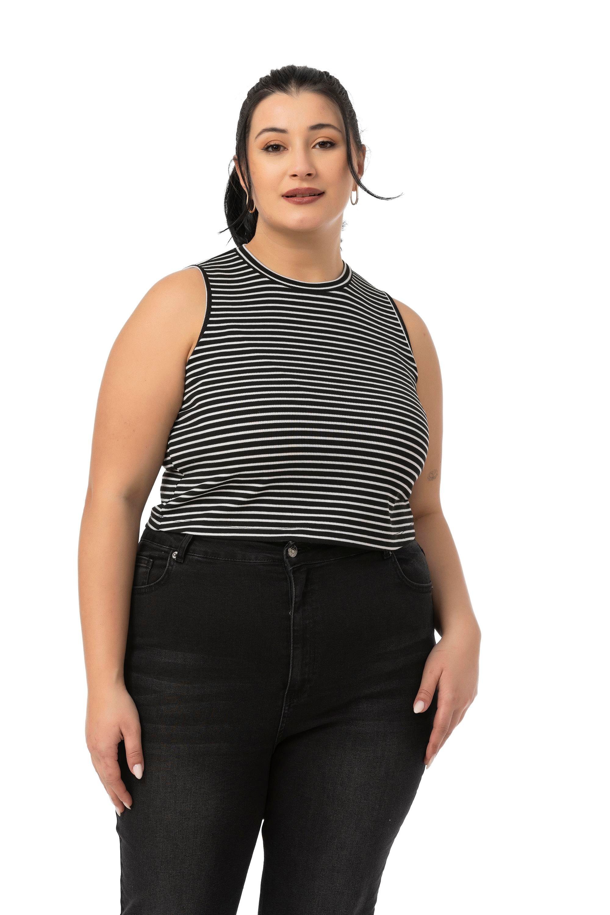 Büyük Beden İnce Çizgili Kısa Siyah Body