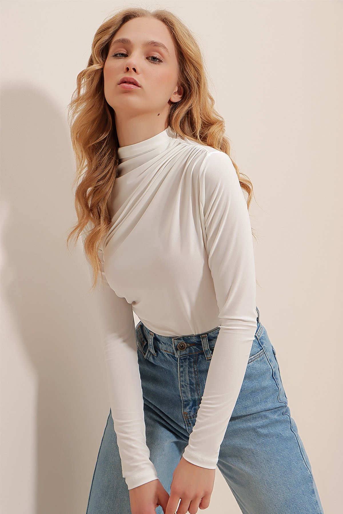 Kadın Dik Yaka Omzu Drapeli Sandy Crop Bluz - Beyaz | Trend Alaçatı Stili
