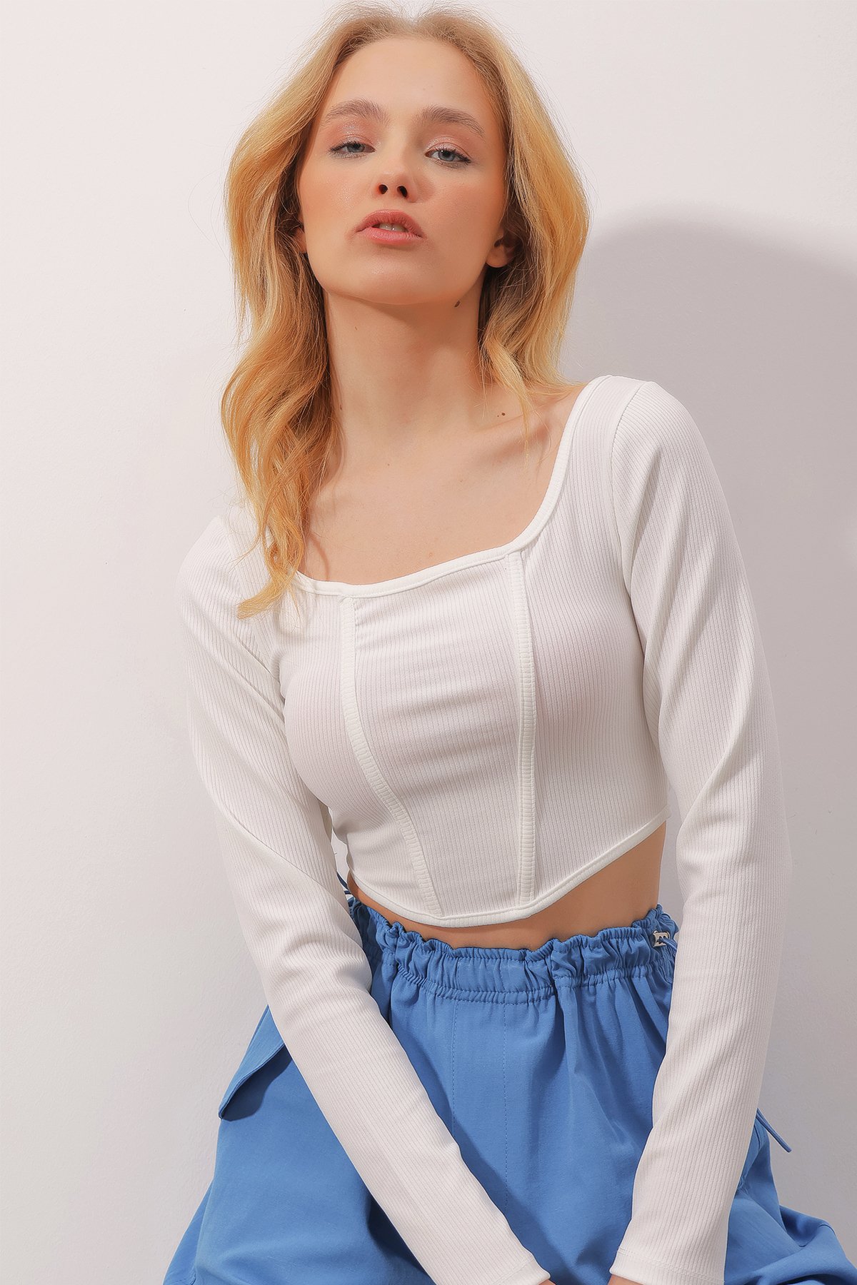 Kare Yaka Dikiş Detaylı Crop Örme Bluz - Beyaz - Alaçatı Stili
