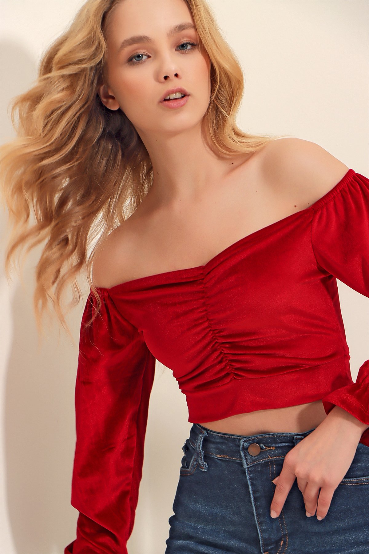 Kadın Öpücük Yaka Önü Büzgülü Kadife Crop Bluz - Kırmızı | Trend Alaçatı  Stili