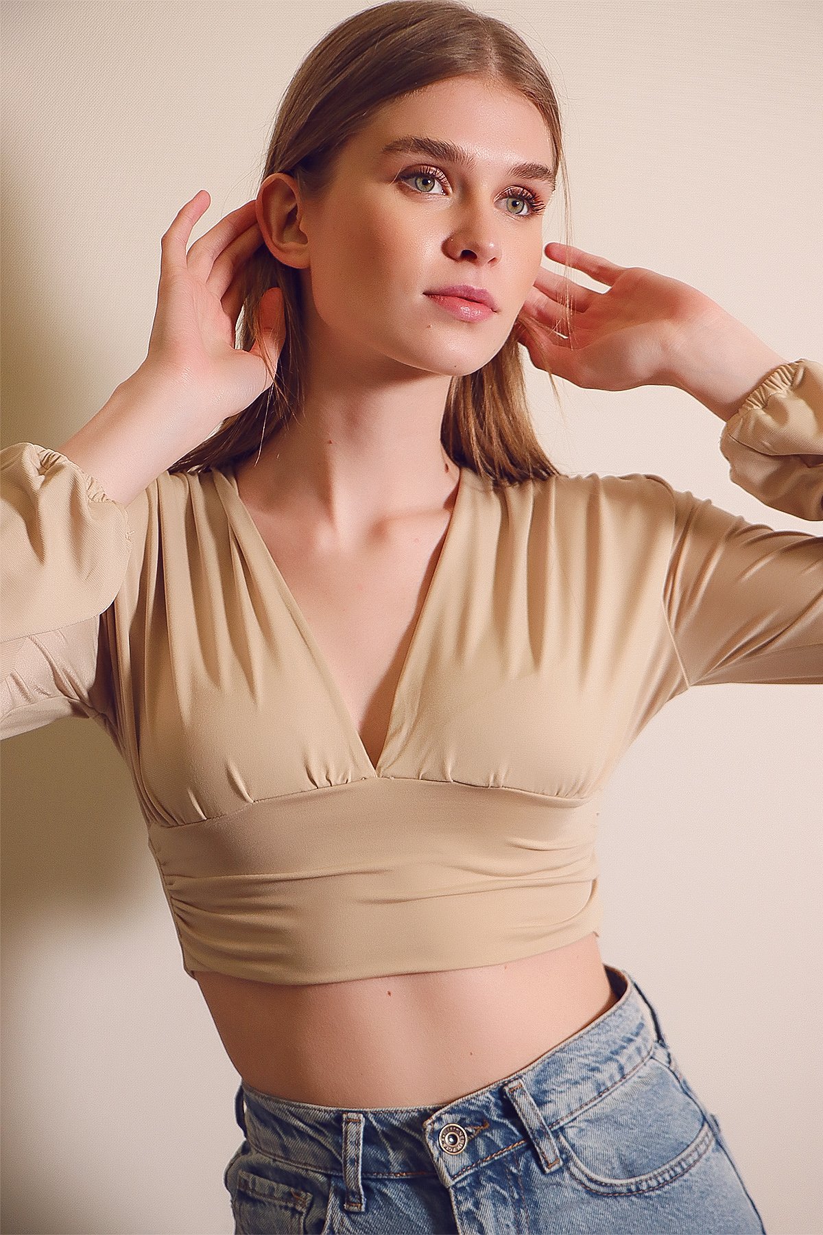 Kadın V Yaka Önü Ve Beli Büzgülü Sandy Crop Bluz - Bej | Trend Alaçatı Stili