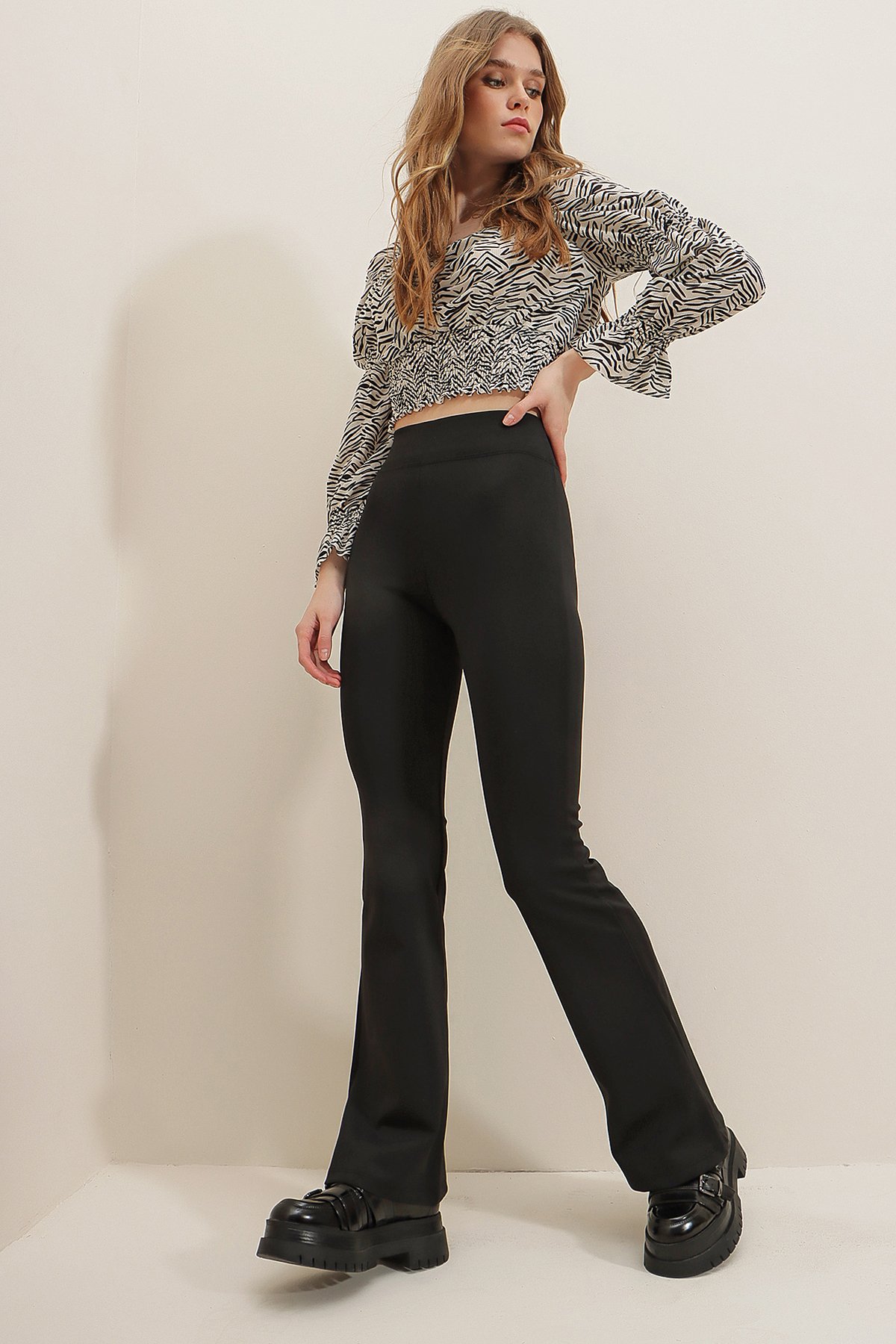 Yüksek Bel İspanyol Paça Scuba Kumaş Pantolon - Siyah - Alaçatı Stili