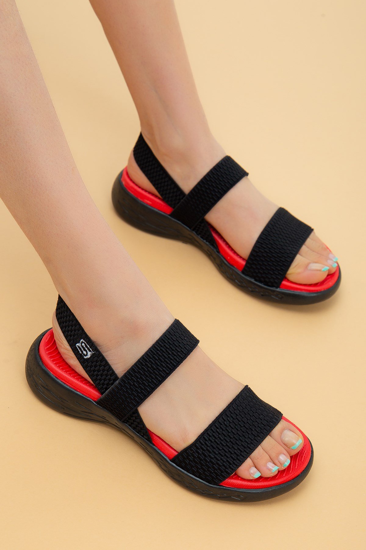 Siyah Kırmızı Lastikli Kadın Spor Sandalet