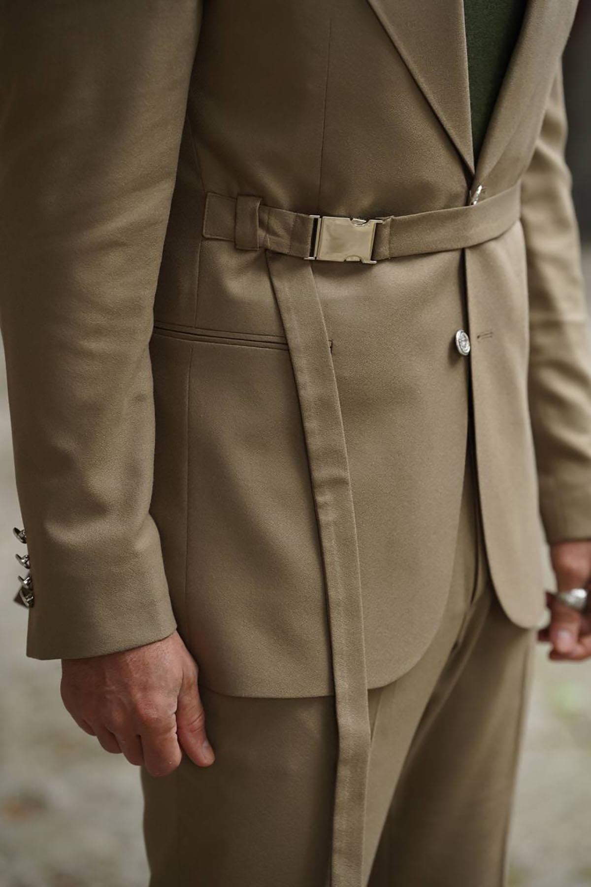 POINTED COLLAR BELTED 2 BUTTON BEIGE SUIT WITH ACCESSORIES POINTED COLLAR BELTED 2 BUTTON BEIGE SUIT WITH ACCESSORIES