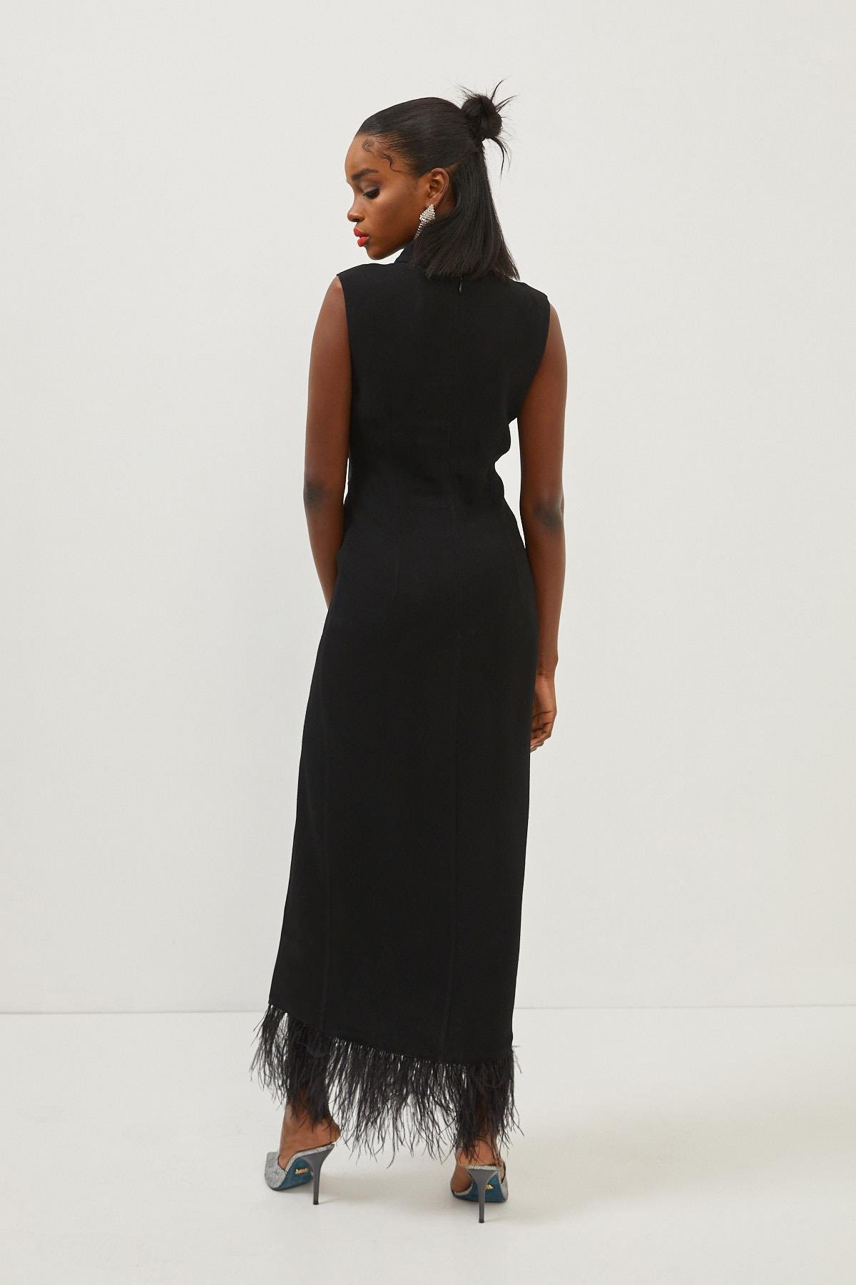 Kadın Siyah Dik Yaka Kolsuz Tüy Detaylı Maksi Boy Yırtmaçlı Elbise  ST070W40150901 | Setre
