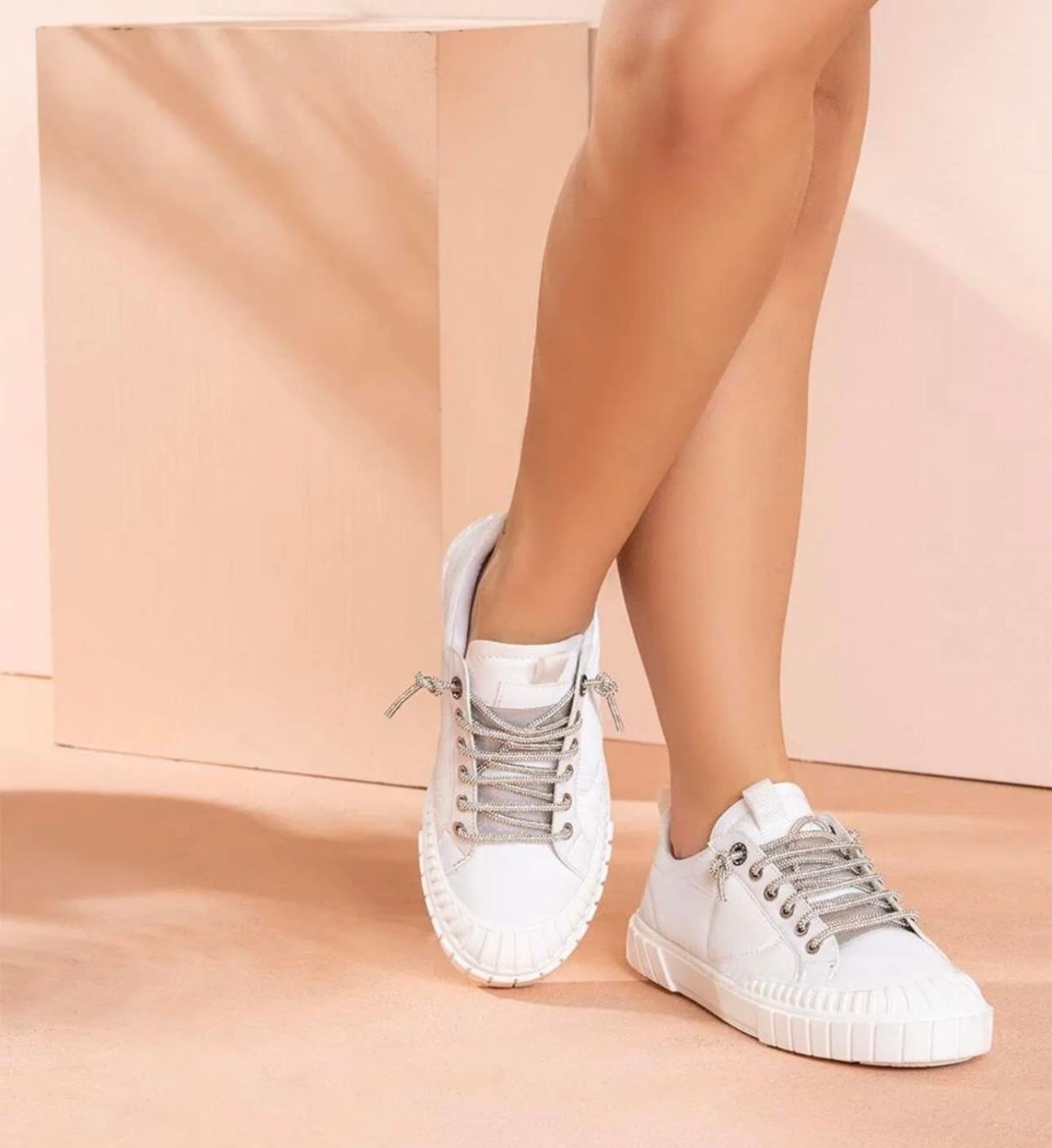 若者に人気のブランド Nobu White Sneakers 財布・ケース・小物入れ
