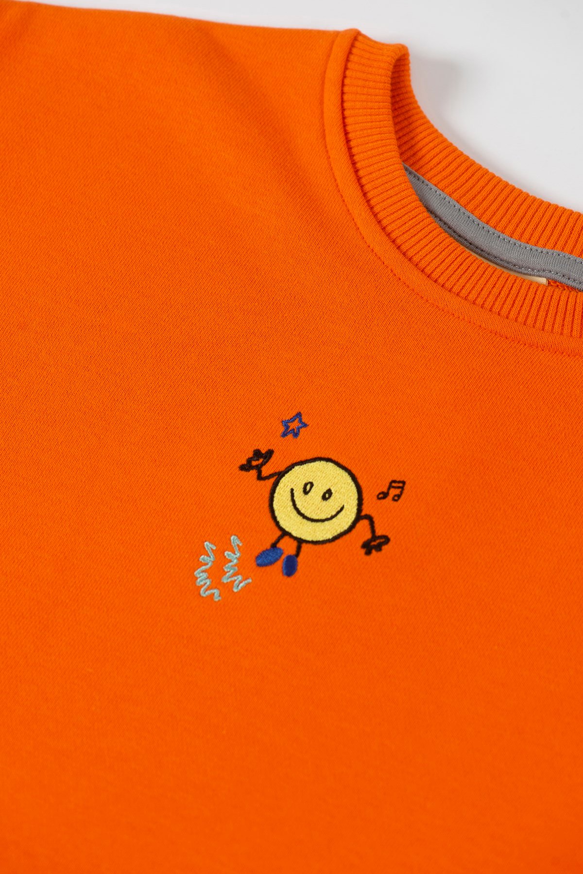 ORANGE SMILEY SWEATSHIRT Cocuk Sweatshirt Turuncu Organik Cocuk Giyim E lenceli Cocuk K yafetleri Cocuk Giyim Modas Beetle Beez