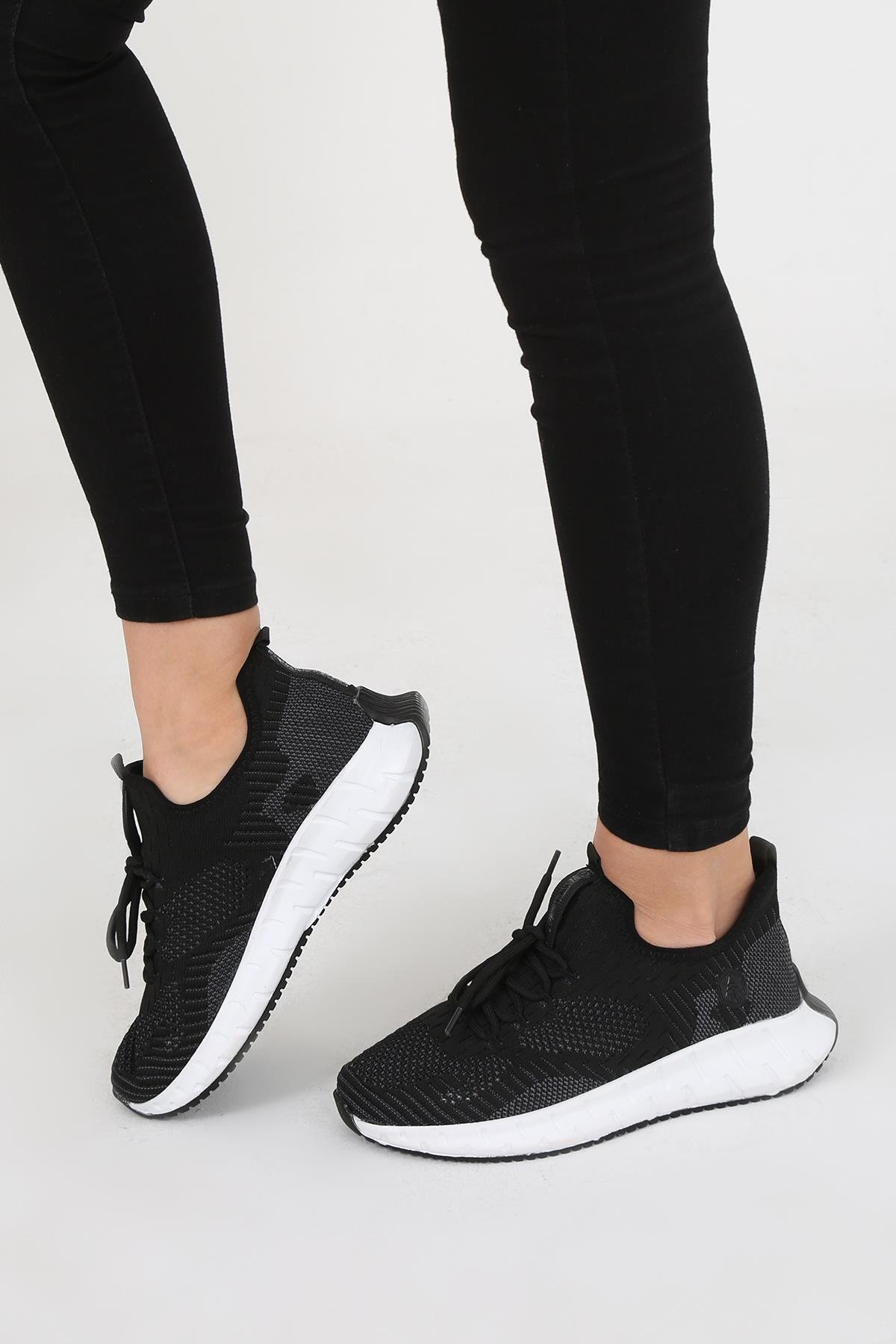 Flovia Siyah File Kumaş Bağcık Detaylı Çelik Örme Triko Kadın Spor Ayakkabı