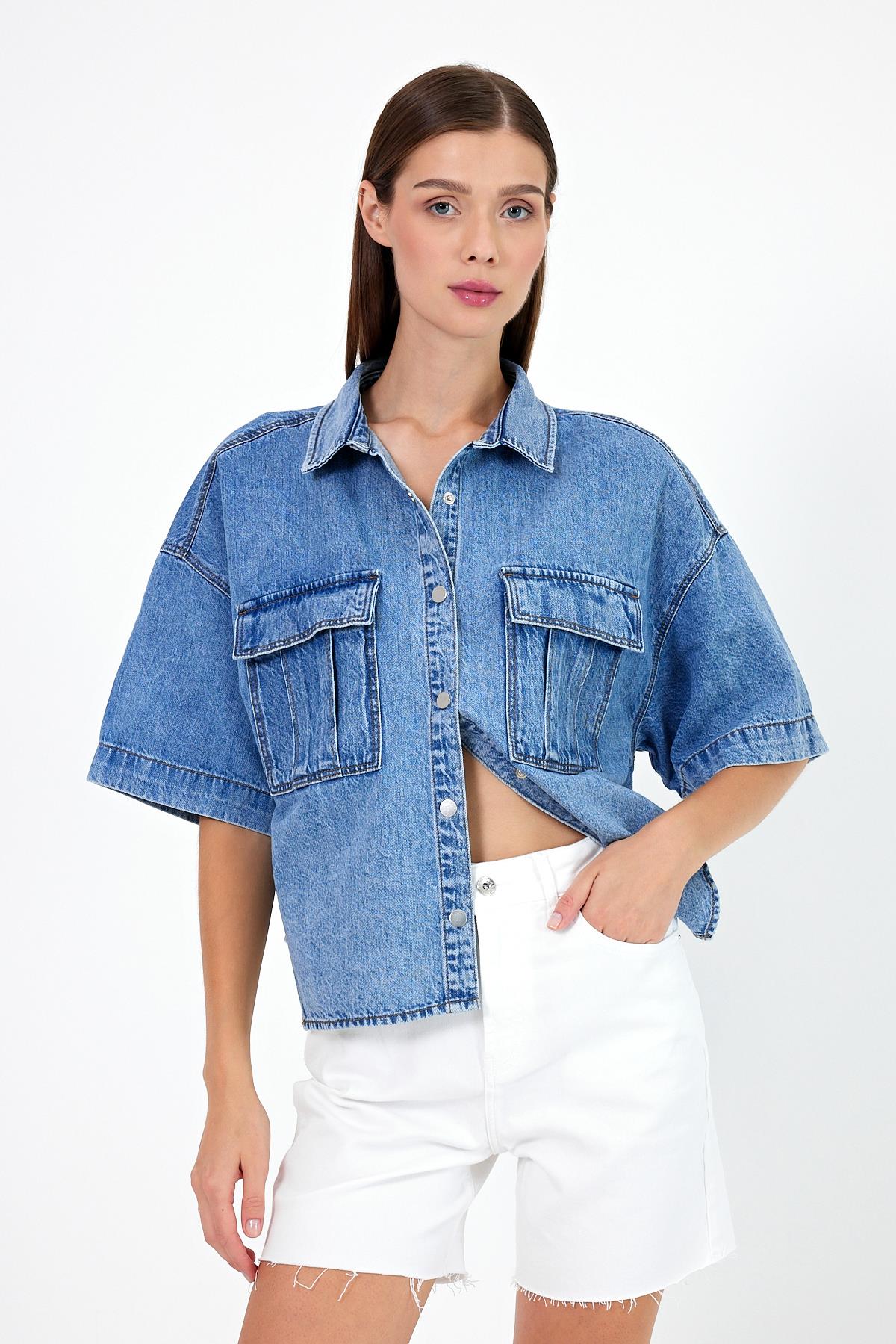 Kad n Alissa K sa Kollu Oversize Med Blue Jean Gomlek