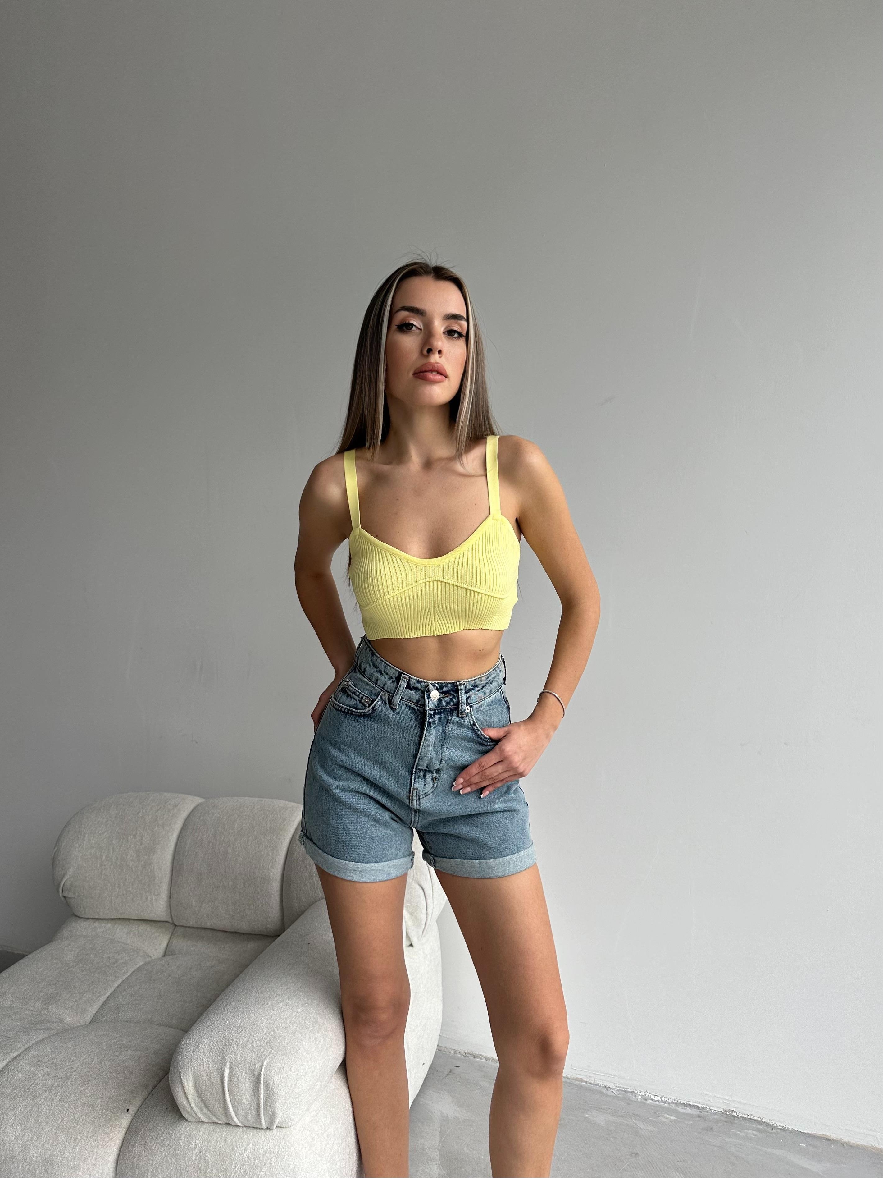 Crop top with cups hotsell