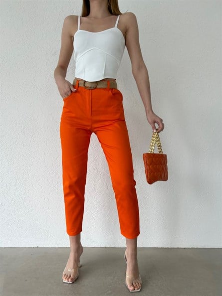 Gabardin carrot pants orange with wicker arched