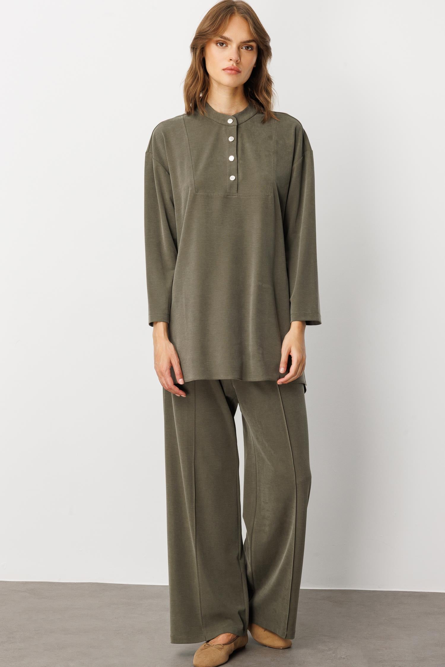 パンツ INTERIMVISCOSESILKCANVASMILBAGGY TROUSER Soft Knitted (miccell 55% of natural) and the combined team of
