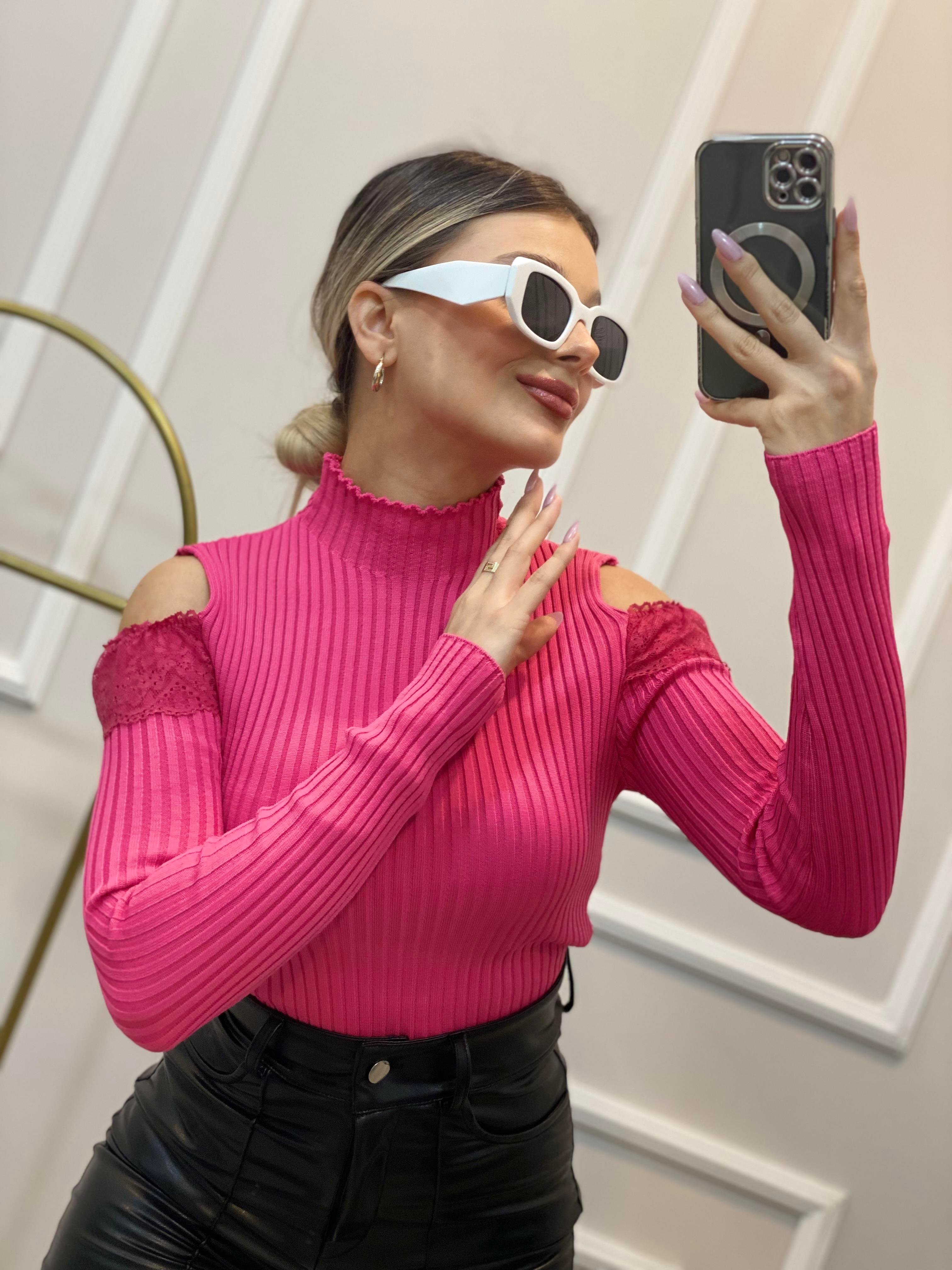 Pembe Omuzları Açık Dantel Detay Triko