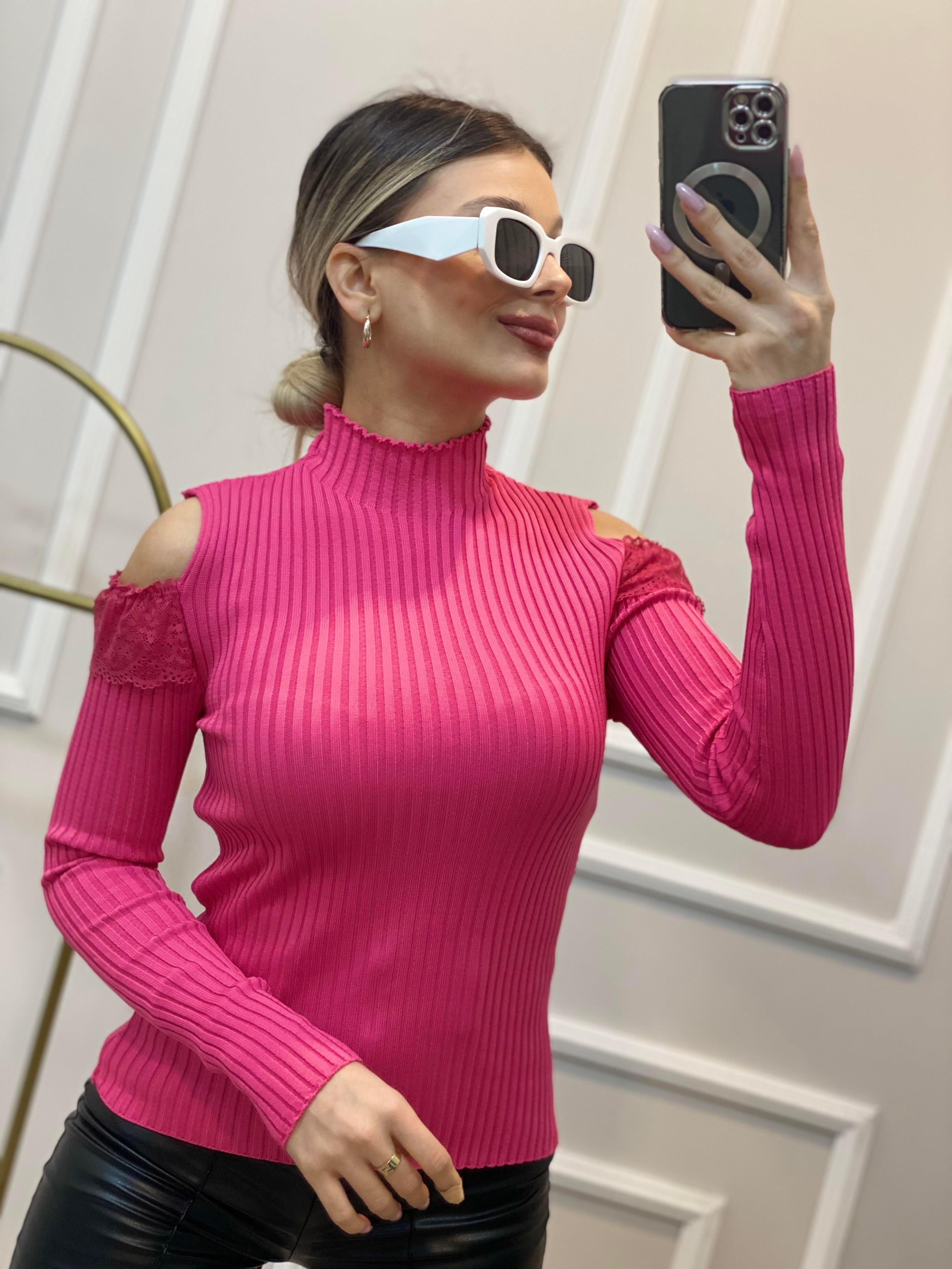 Pembe Omuzları Açık Dantel Detay Triko