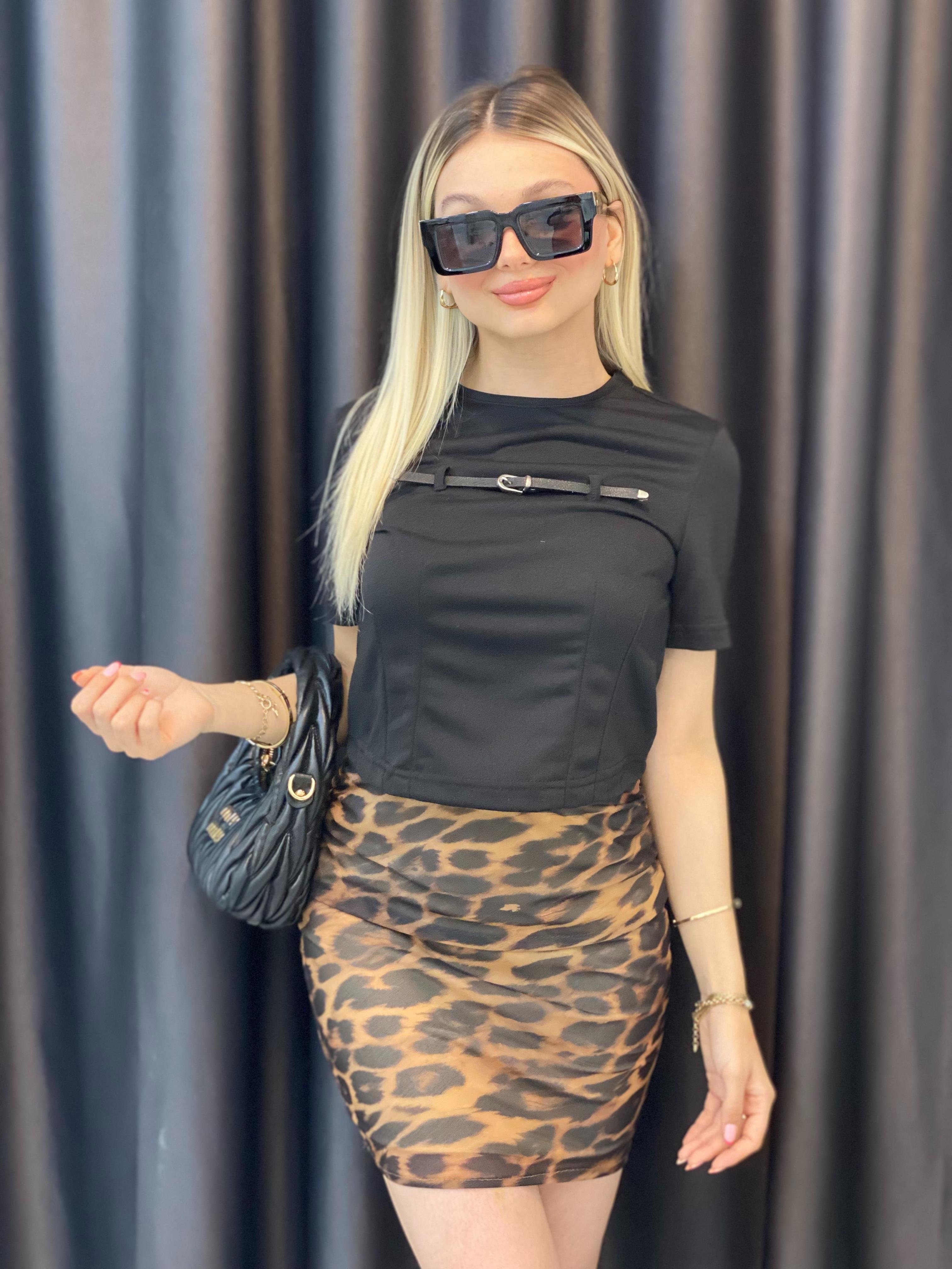 Siyah Deri Kemer Detaylı Tshirt