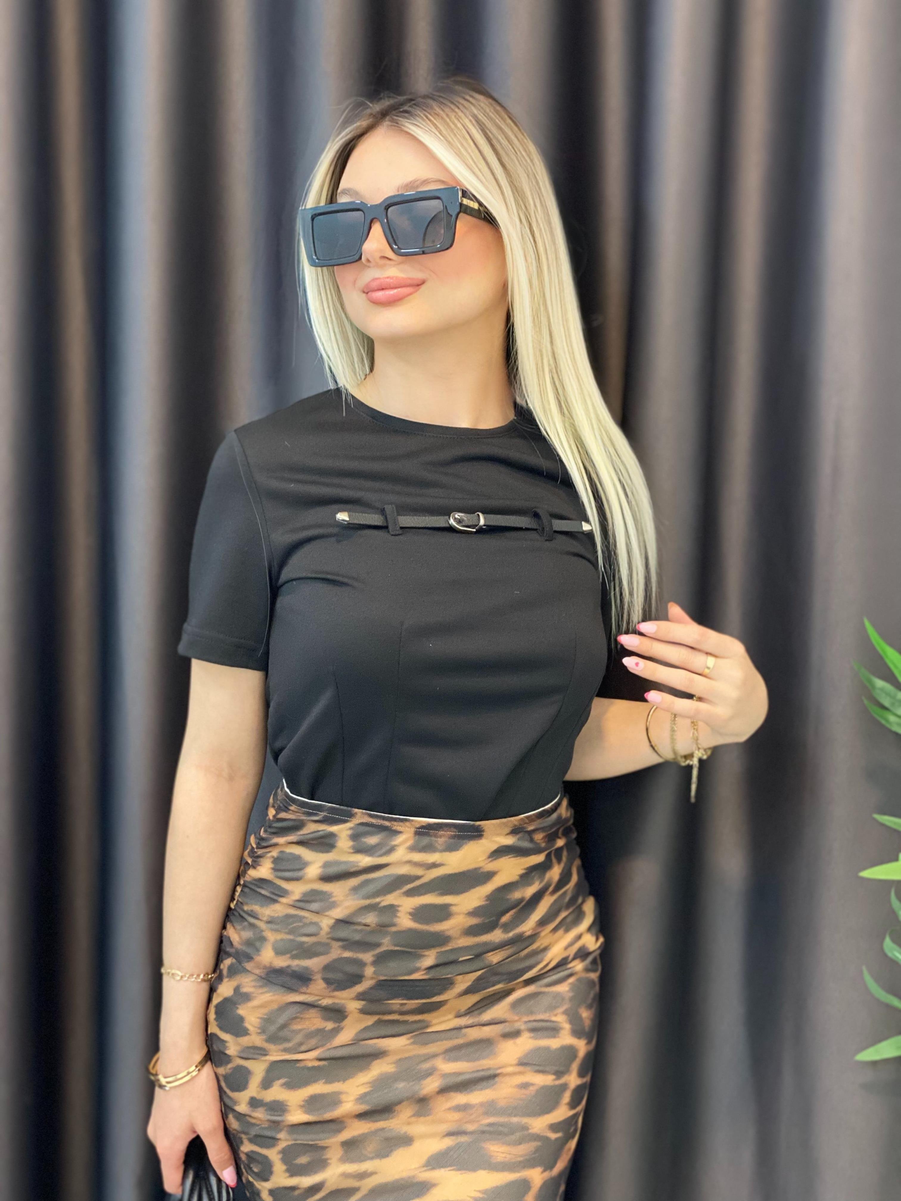 Siyah Deri Kemer Detaylı Tshirt