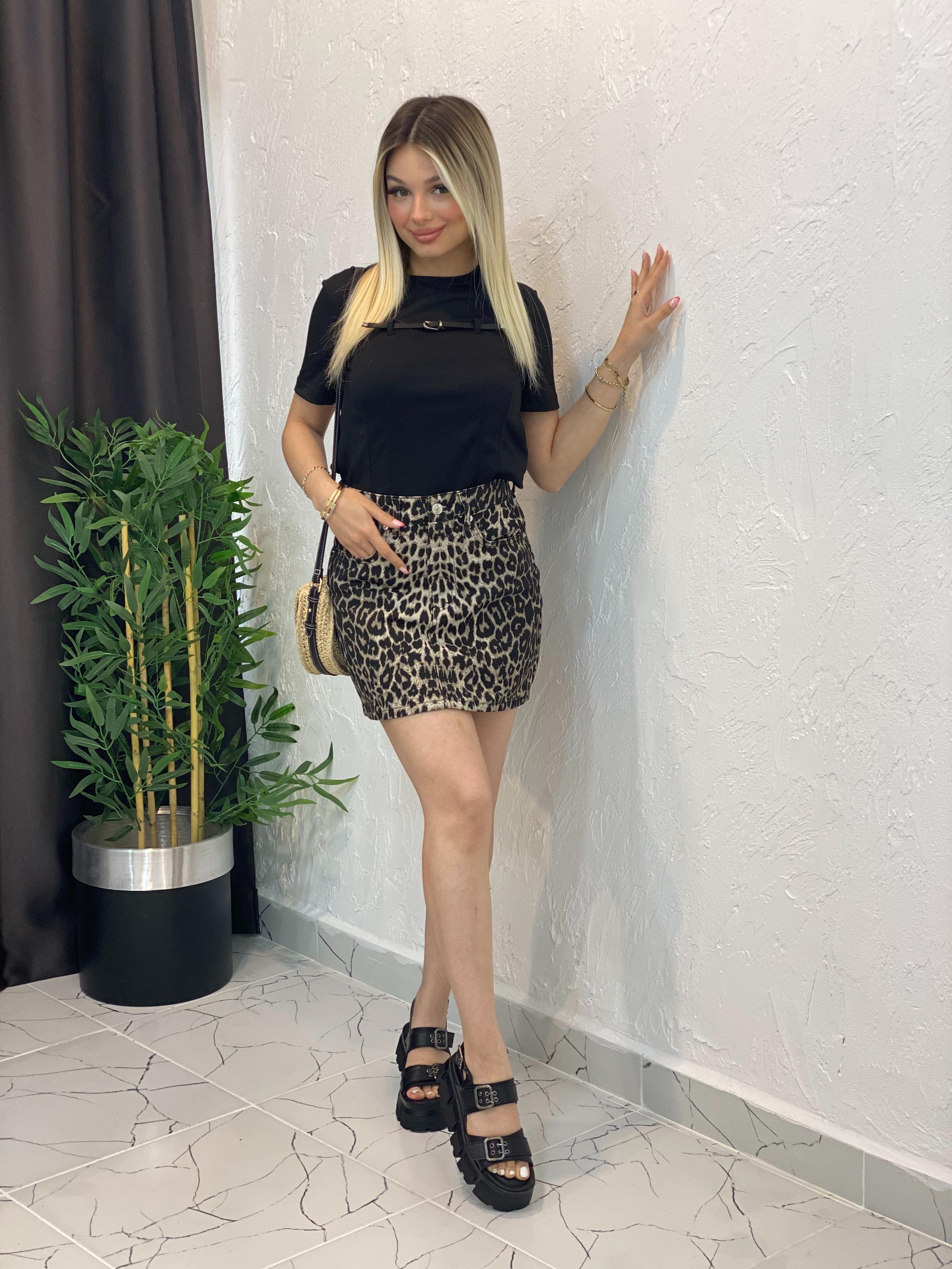 Siyah Deri Kemer Detaylı Tshirt