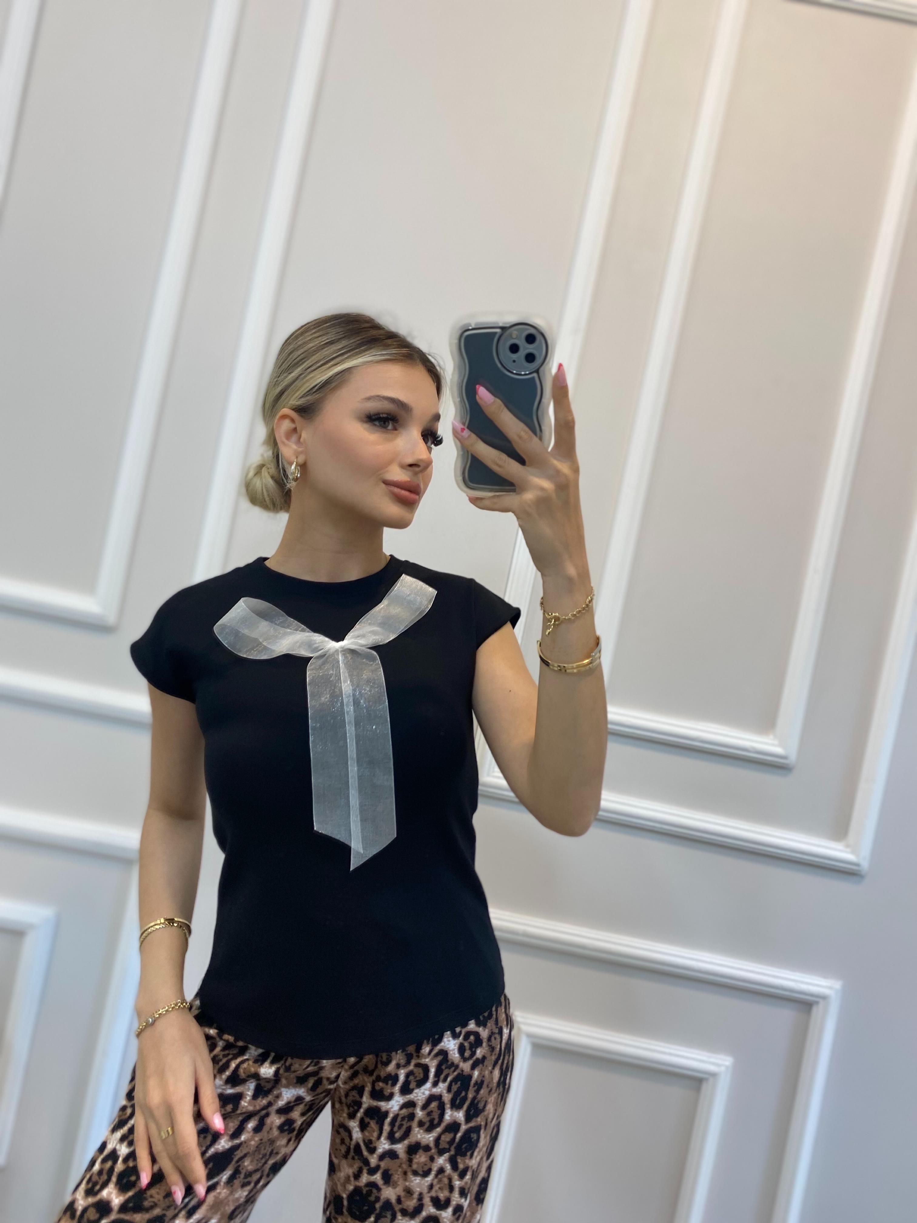 Siyah Kurdele Detaylı Tshirt 