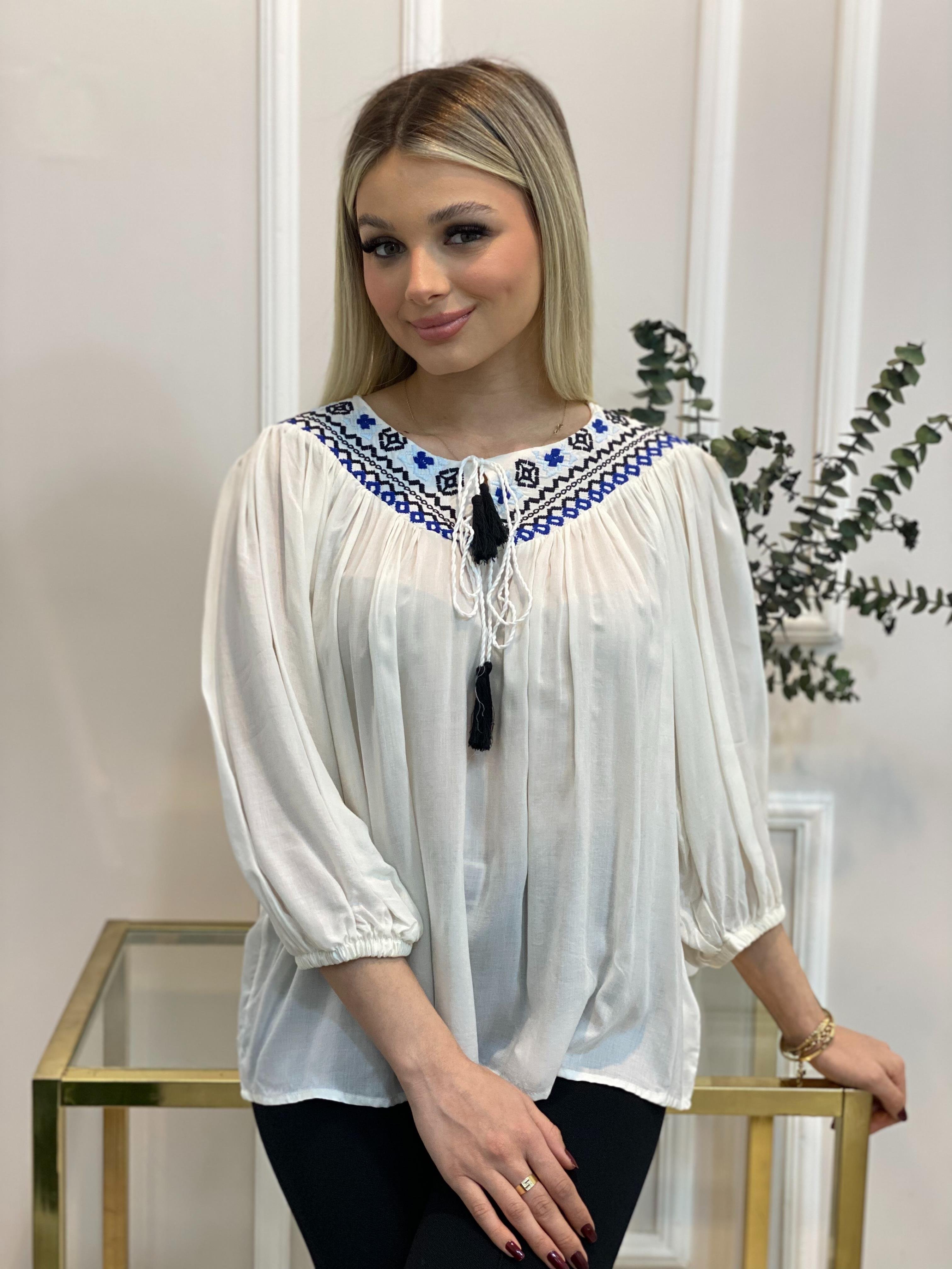 Tasarım Yakası Nakışlı Bluz