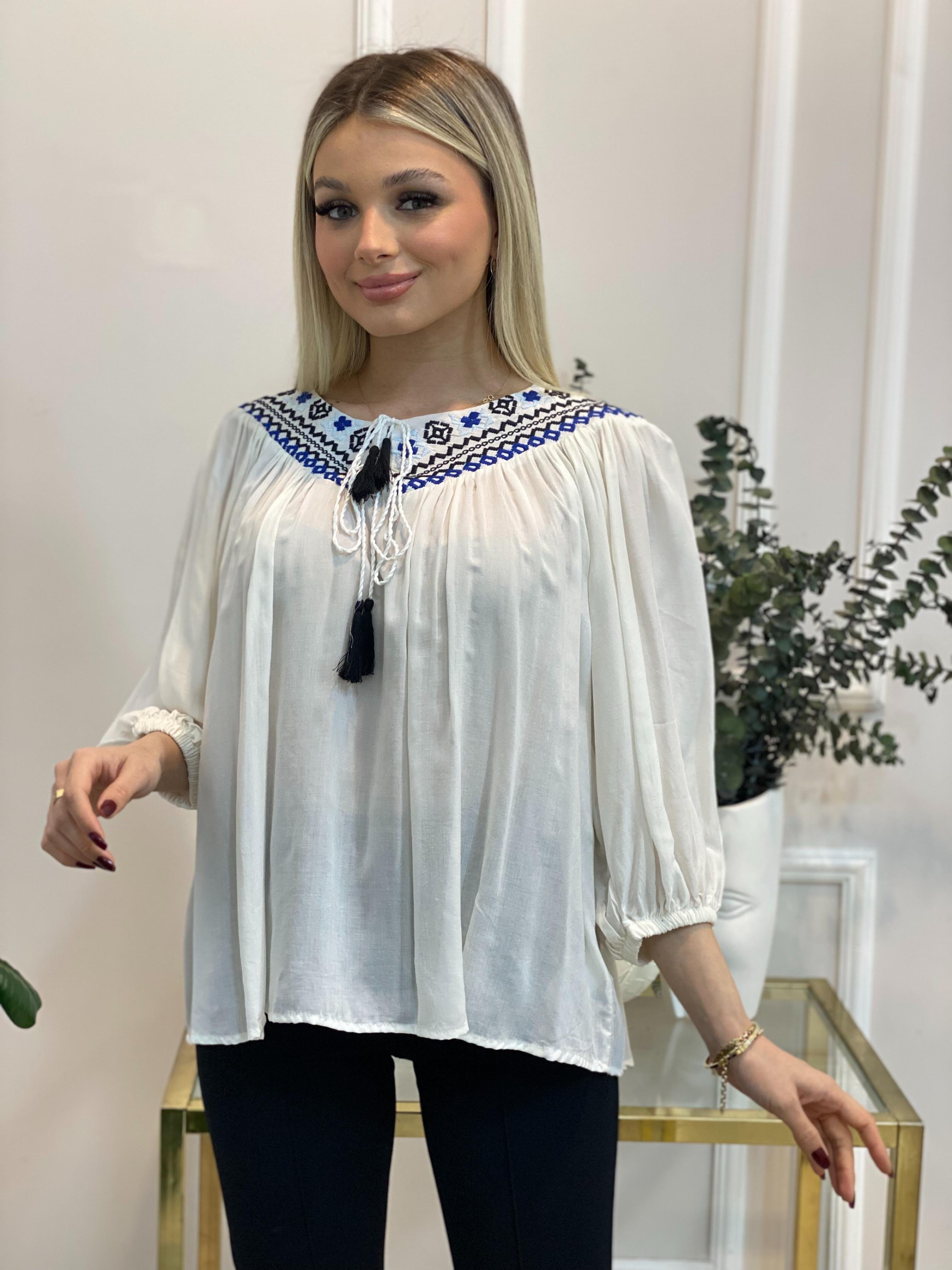 Tasarım Yakası Nakışlı Bluz
