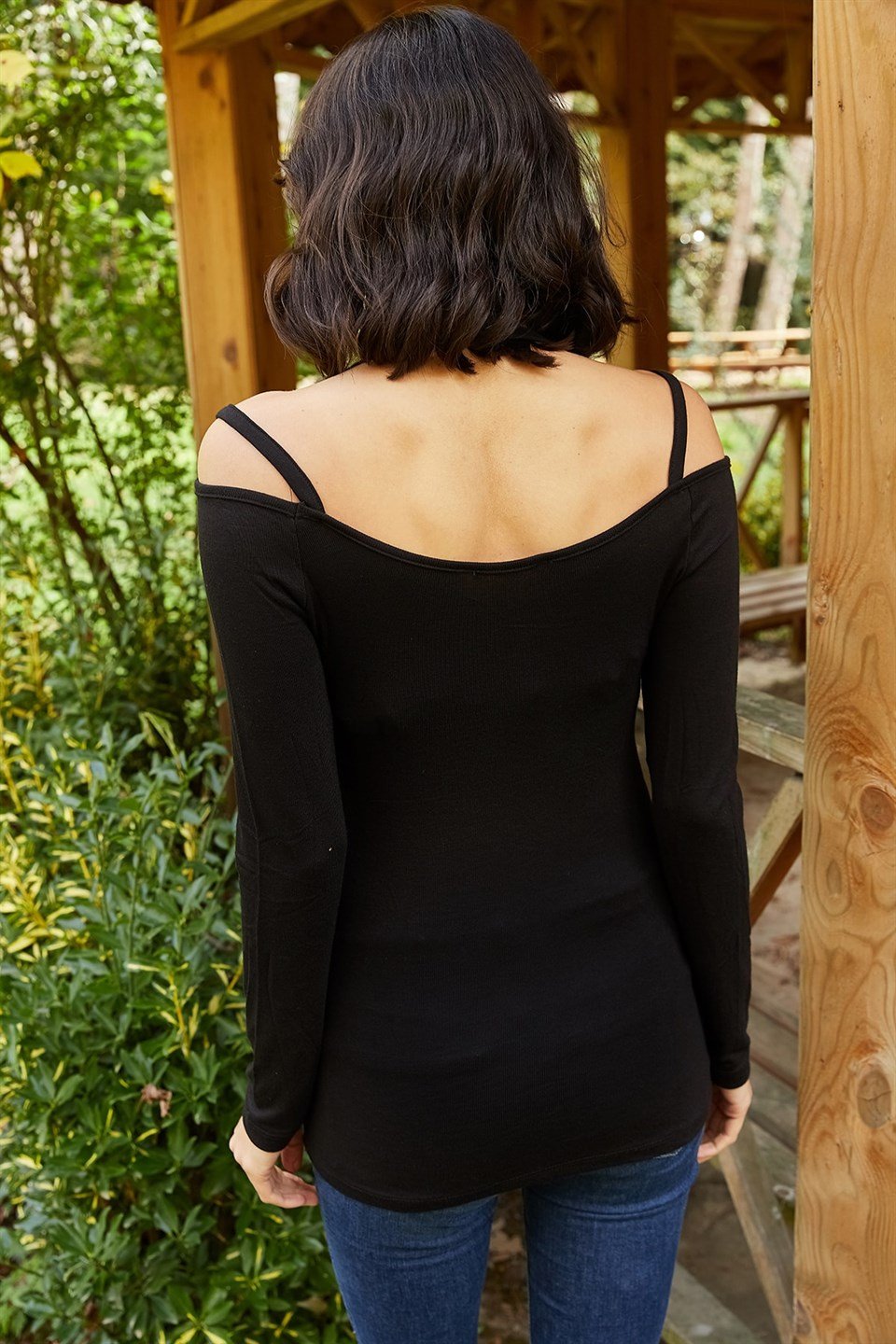 Kadın V Yaka Omuz Detaylı Sırt Dekolteli Siyah Bluz | aqefashion.com