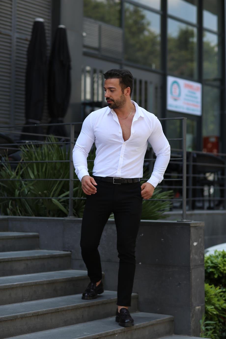 Beyaz Klasik Gömlek, Siyah Slim Fir Kumaş Pantolon Kombin