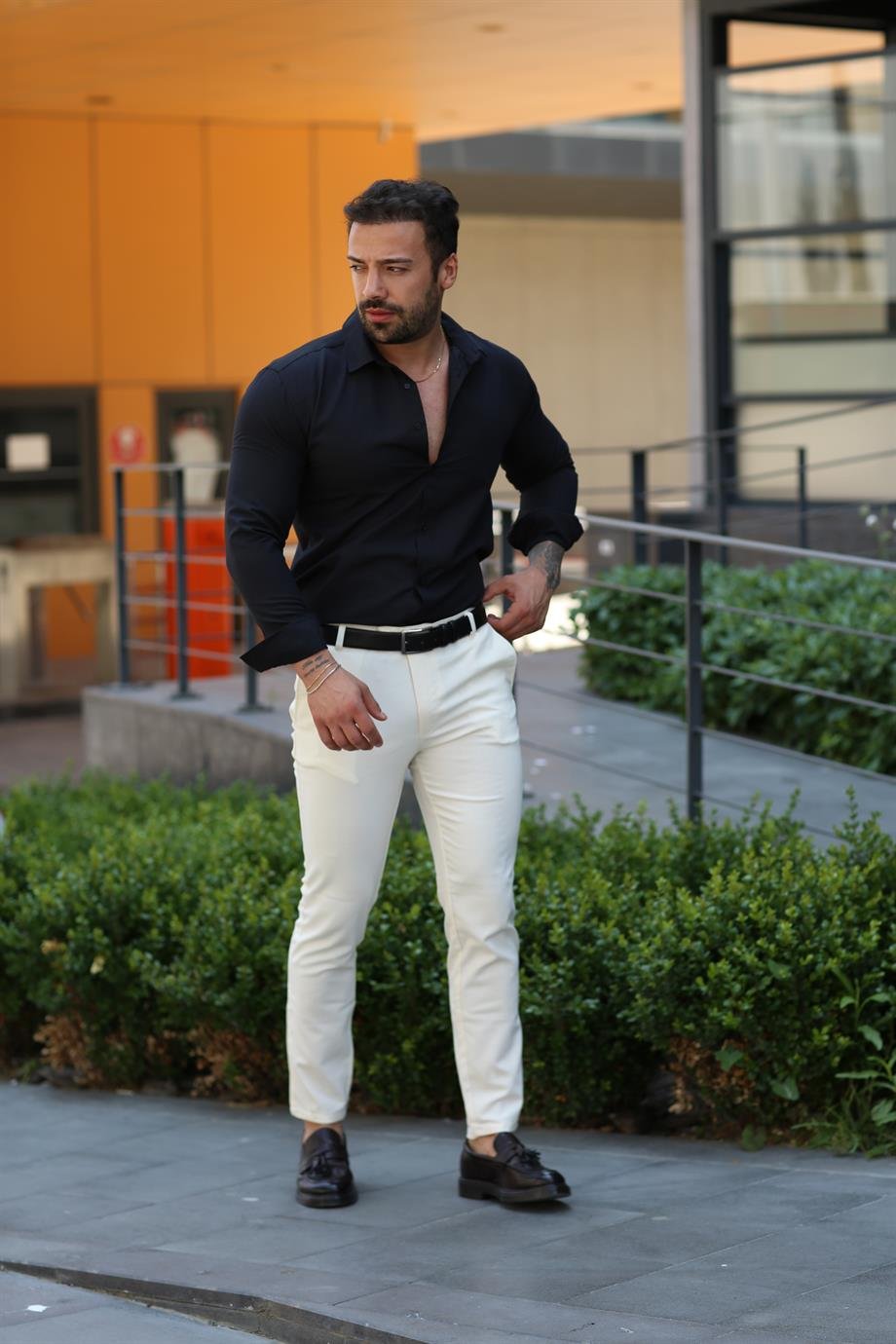 Siyah Klasik Gömlek, Beyaz Slim Fir Kumaş Pantolon Kombin