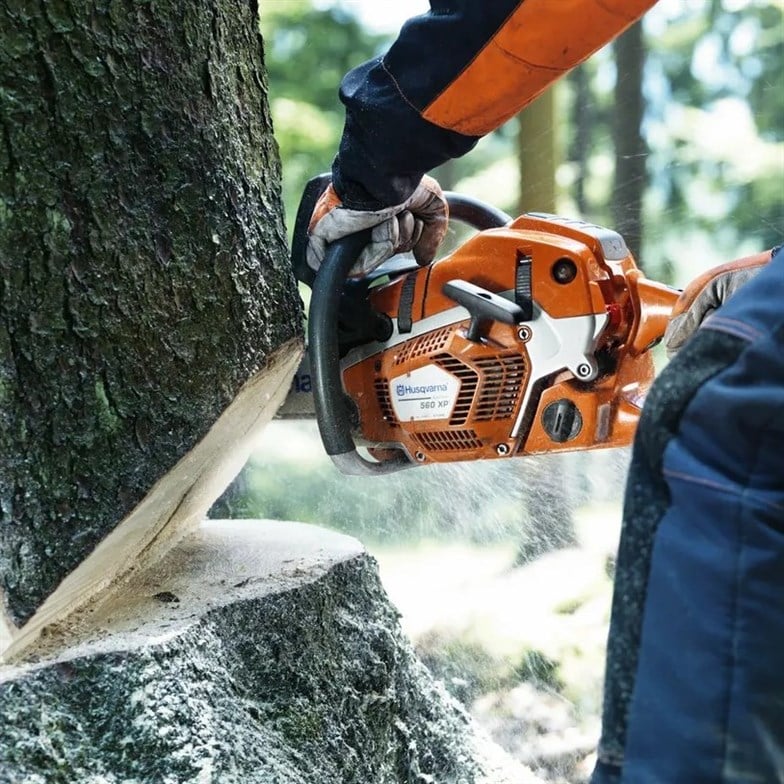 Husqvarna Benzinli Ağaç Kesme Makinesi: Profesyonel Ağaç Kesiminde Güven ve  Performans