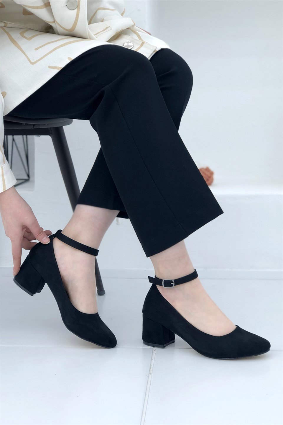 Bilek Bantlı Alçak Topuklu Yuvarlak Burun Kadın Ayakkabı Siyah Süet  V-7150-1 Carla Bella | Mybella Shoes