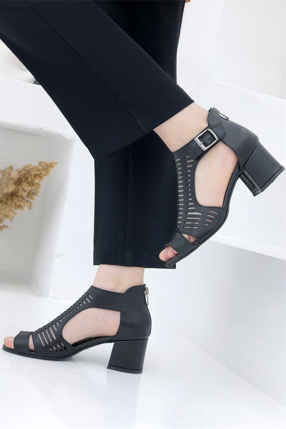 Kafes Model Tokalı ve Fermuarlı Kadın Ayakkabı Siyah 111 Conforcity |  Mybella Shoes