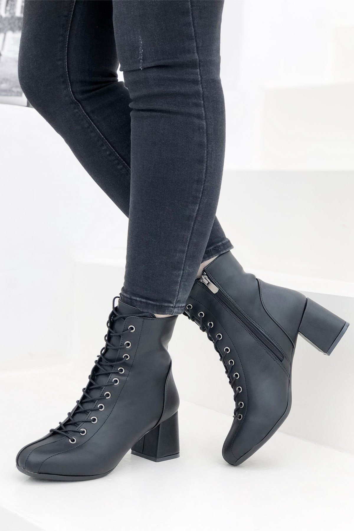 Yuvarlak Burun Bağcıklı Topuklu Kadın Bot Siyah 30-500 | My Bella Shoes