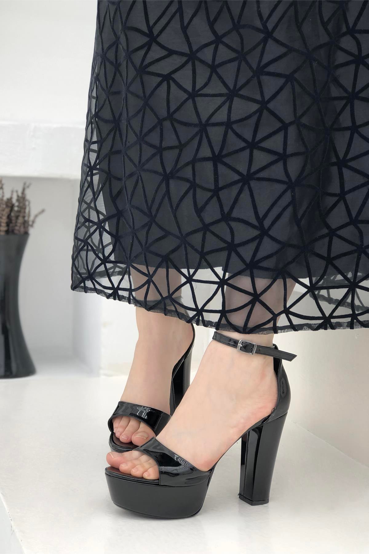 Sade Bilek Bantlı Kadın Platform Ayakkabı Siyah Rugan K-530 Carla Bella |  Mybella Shoes
