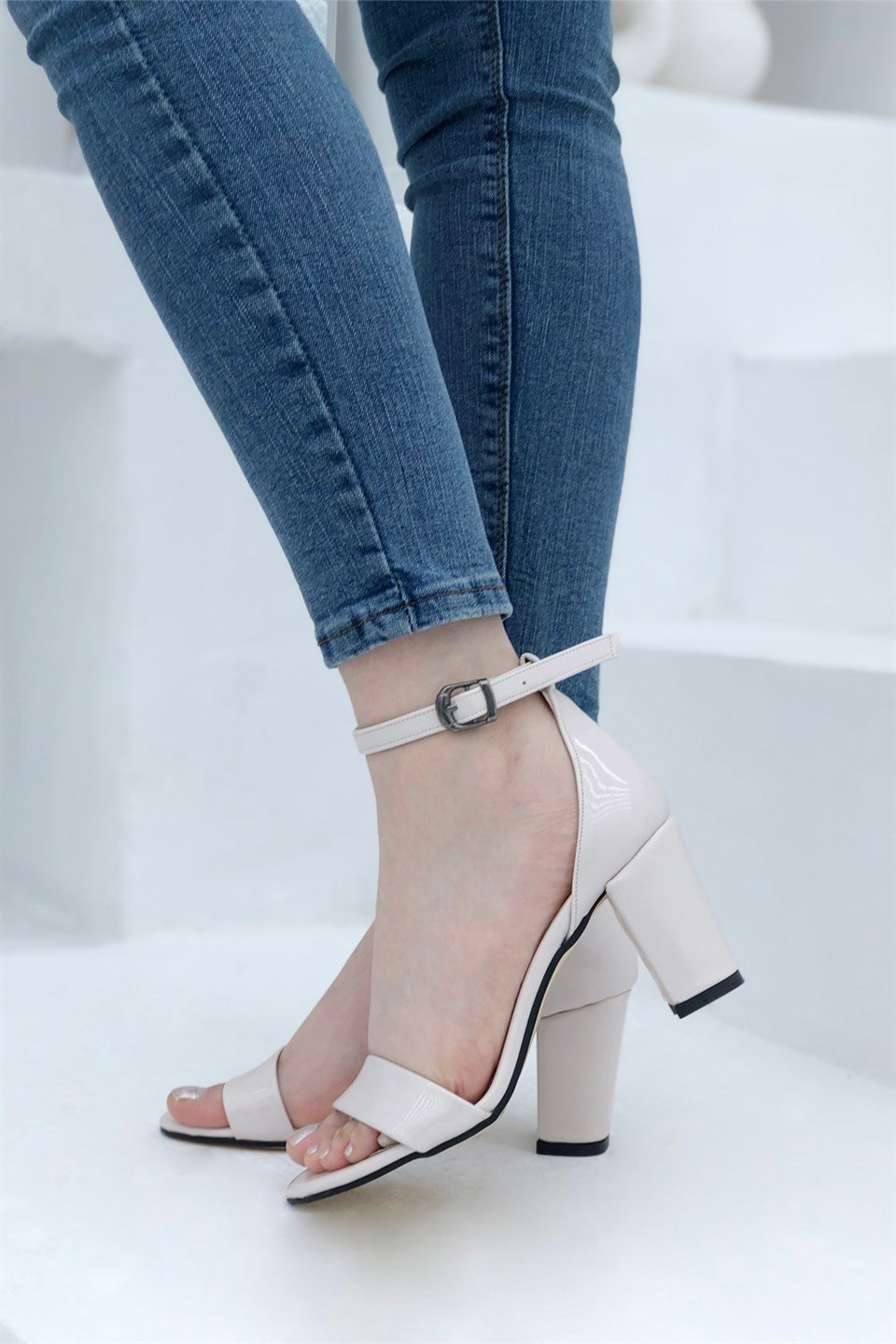 Yüksek ve Kalın Topuklu Tek Bant Ayakkabı Krem Rugan Linda Carla Bella |  Mybella Shoes