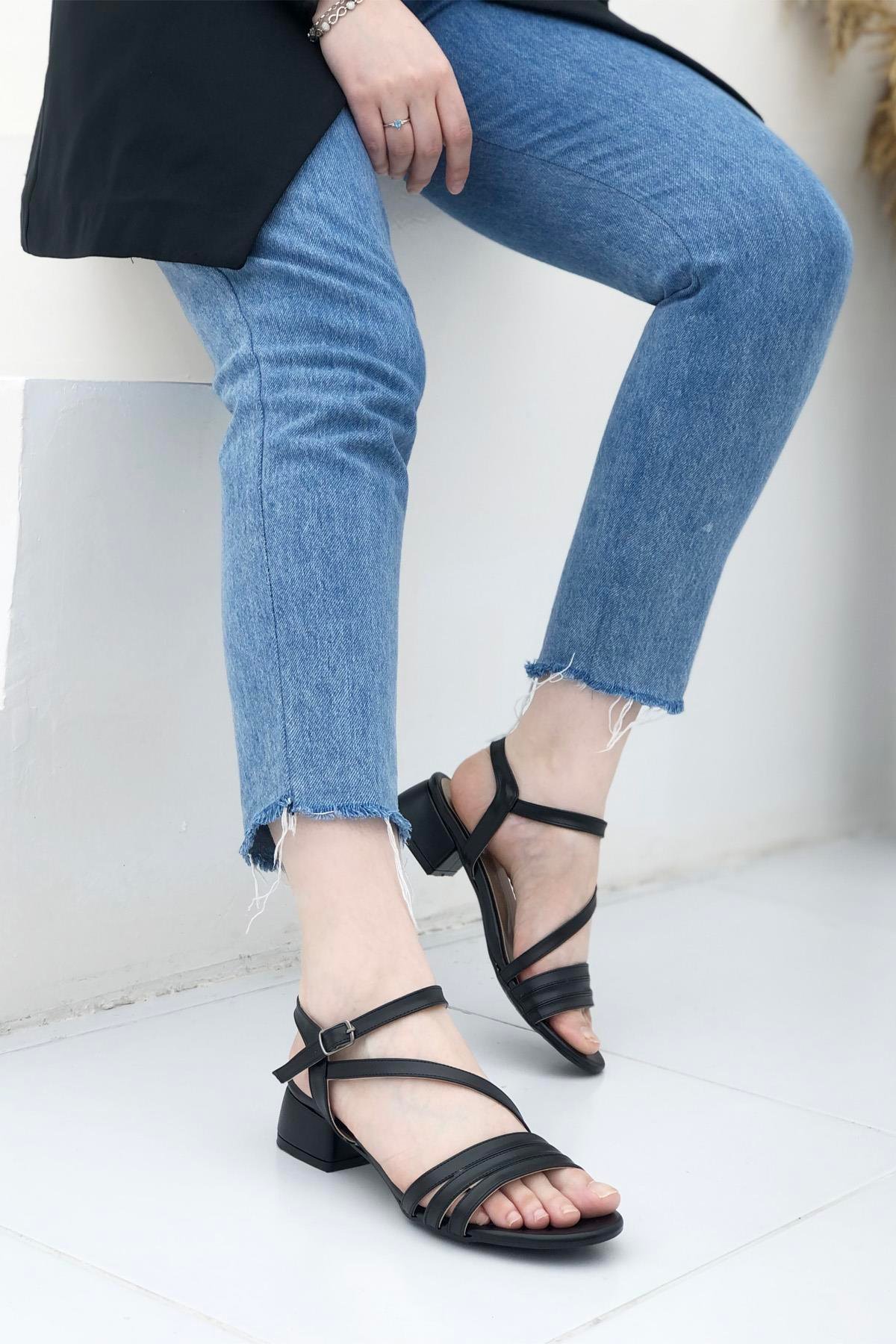 3 Bantlı Alçak Topuklu Kadın Sandalet Siyah ZP-201 Carla Bella | Mybella  Shoes