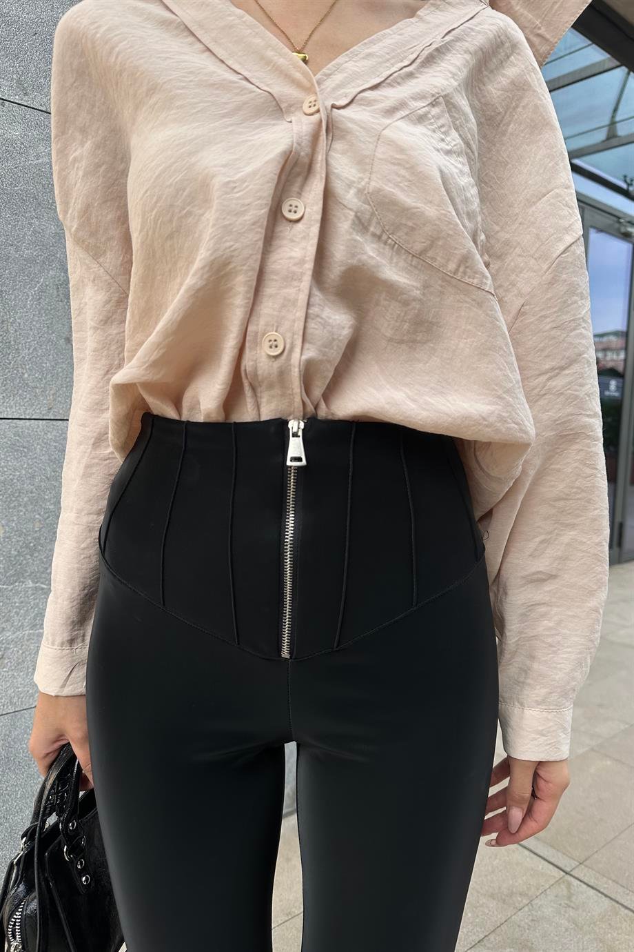 Siyah Fermuarlı Deri Tayt Pantolon - Kadın Pantolon Modelleri - Nazliye  Moda | Kadın Giyim Modası