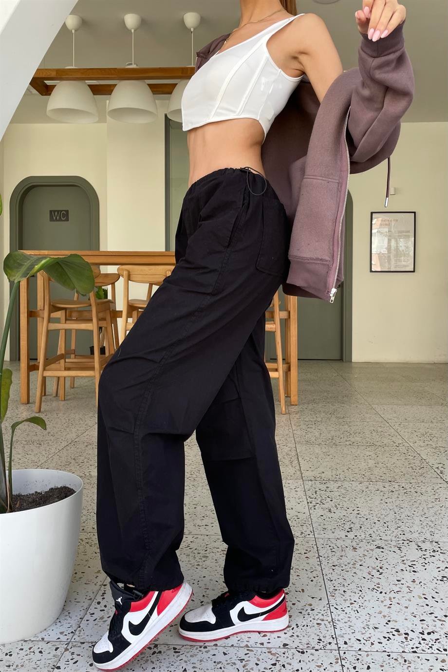Siyah Paraşüt Kumaş Jogger Pantolon - Kadın Pantolon Modelleri - Nazliye  Moda | Kadın Giyim Modası