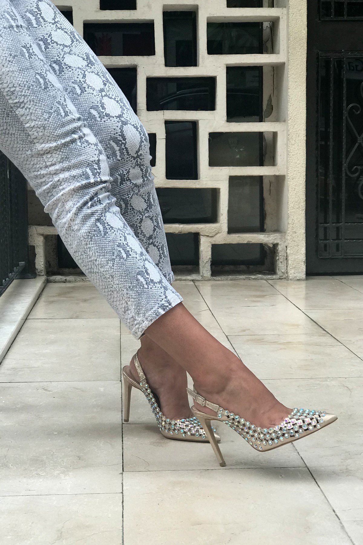 Valentina Dore Deri Taşlı Yazlık Topuklu Ayakkabı - Trendytopuk.com