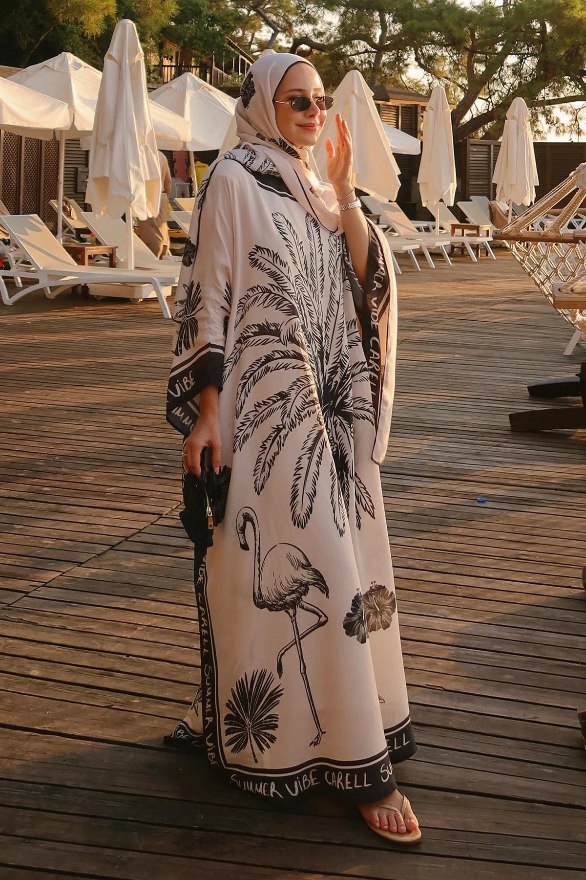 Feyza Hakyemez'in Tercihi Noir Floş Kaftan Krem - Carell
