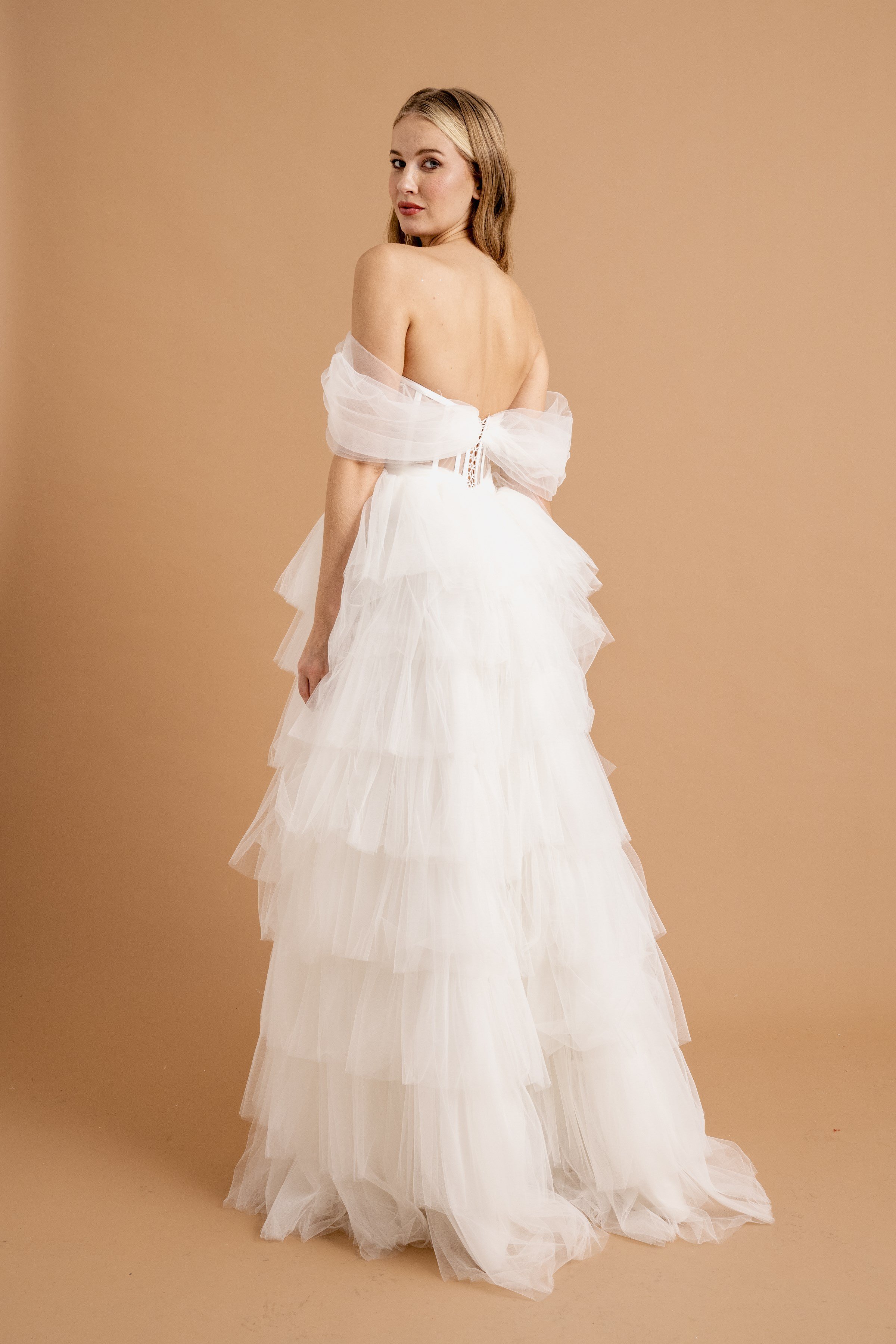 Tül Maxi Abiye ve Nikah Elbisesi Beyaz İşlemeli Dantel Detaylı Kat Kat Uzun