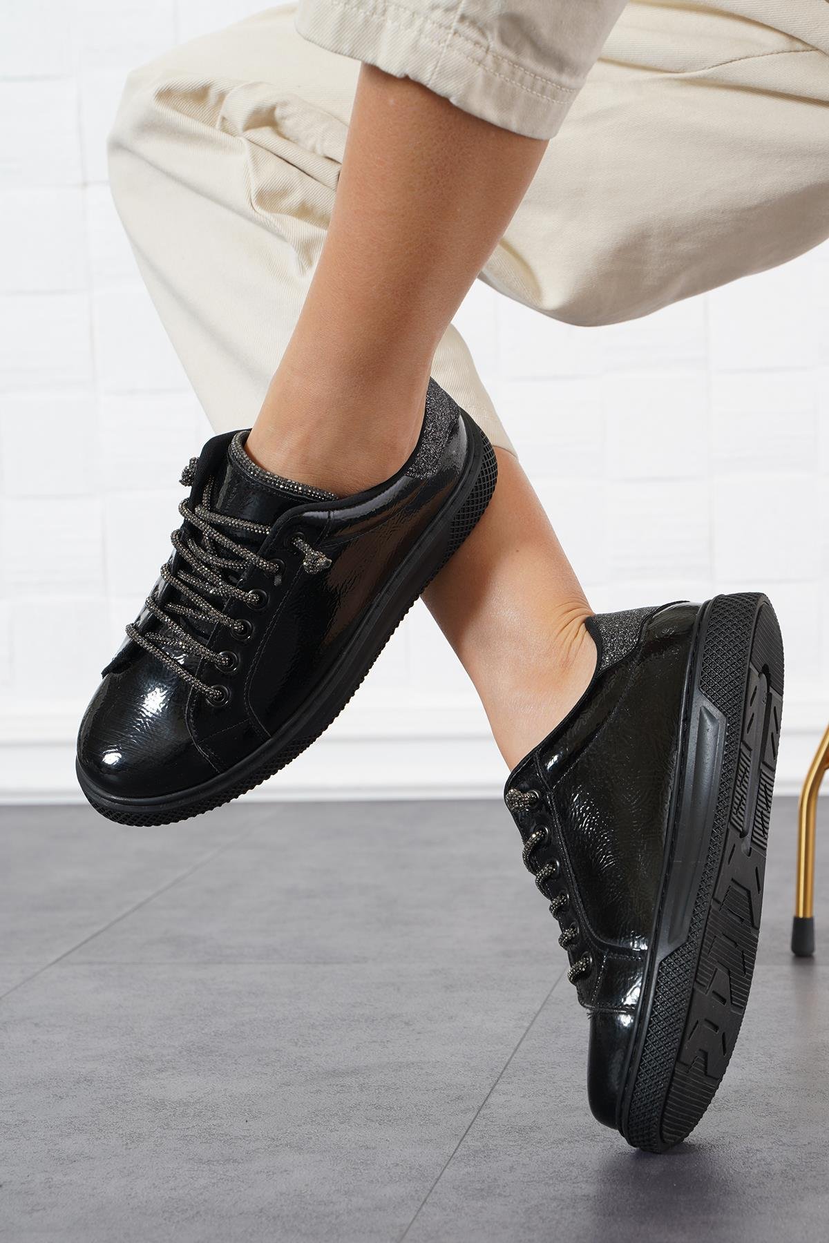 Wronix Taşlı Bağcık Arkası Simli Kadın Ayakkabı Siyah Kırışık Rugan