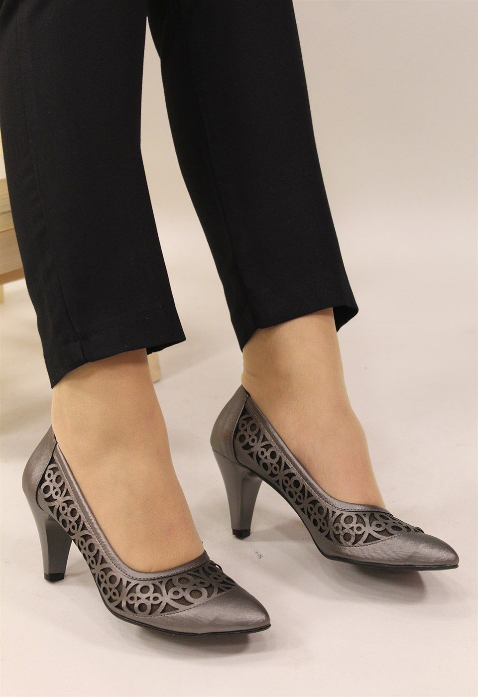 Kadın Platin Gri Lazer Kesim Detaylı Stiletto Ayakkabı knt-9001