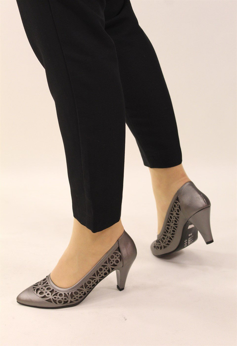 Kadın Platin Gri Lazer Kesim Detaylı Stiletto Ayakkabı knt-9001